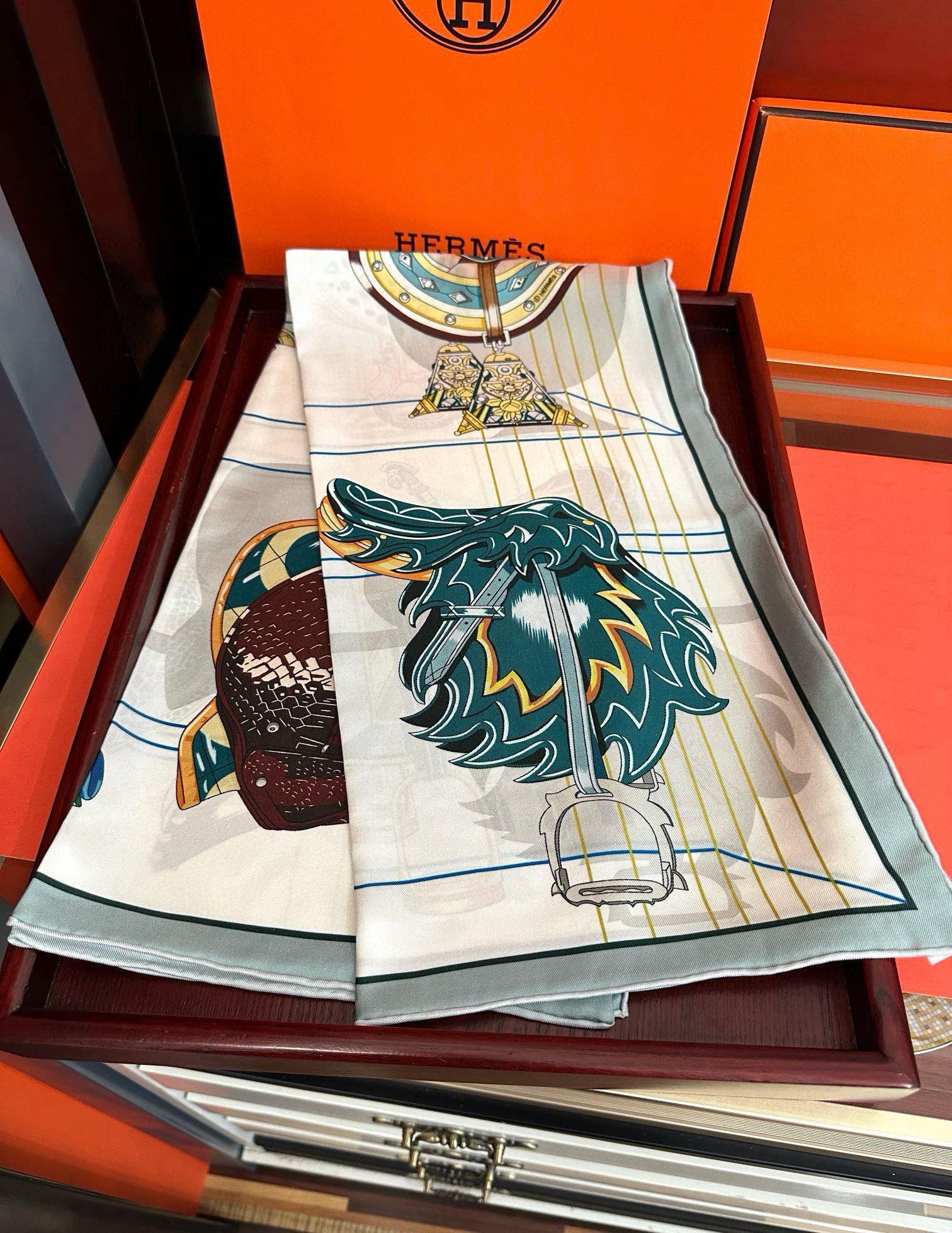 。2010HERMES 【鞍上世界】太阳精致卷边嘴唇太美了品质感很显好得意好搭到上瘾的丝巾色带着不显山不