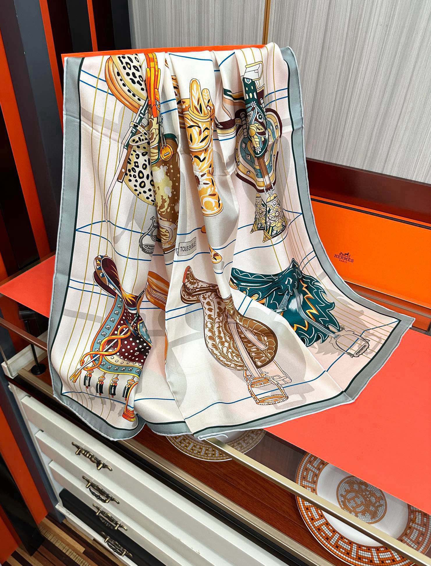 。2010HERMES 【鞍上世界】太阳精致卷边嘴唇太美了品质感很显好得意好搭到上瘾的丝巾色带着不显山不