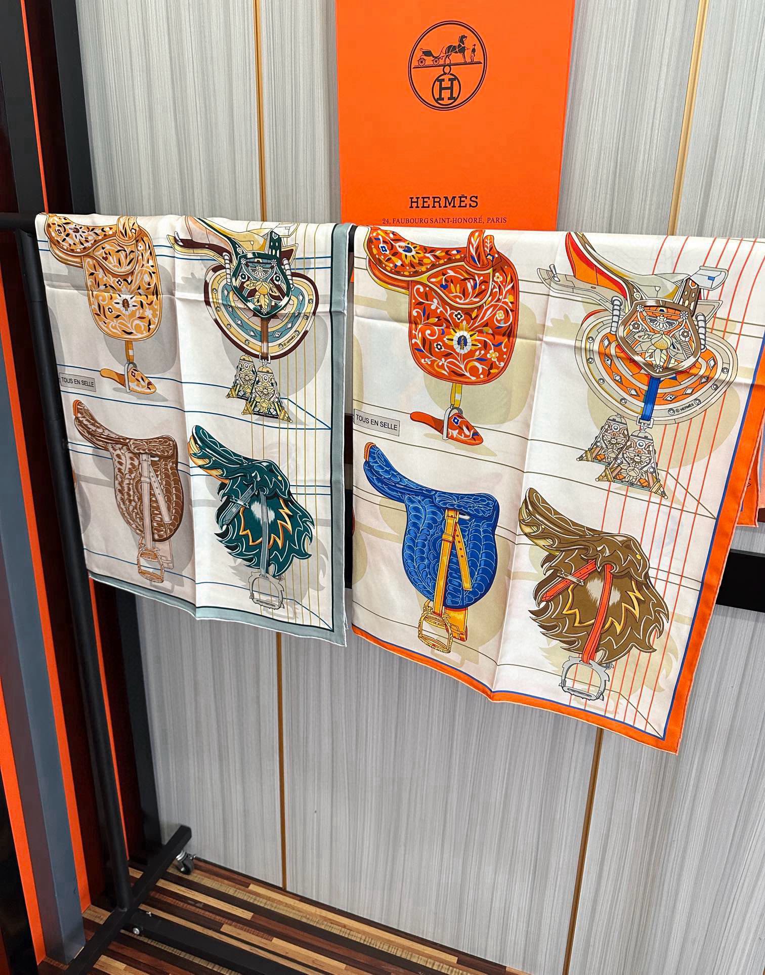 。2010HERMES 【鞍上世界】太阳精致卷边嘴唇太美了品质感很显好得意好搭到上瘾的丝巾色带着不显山不
