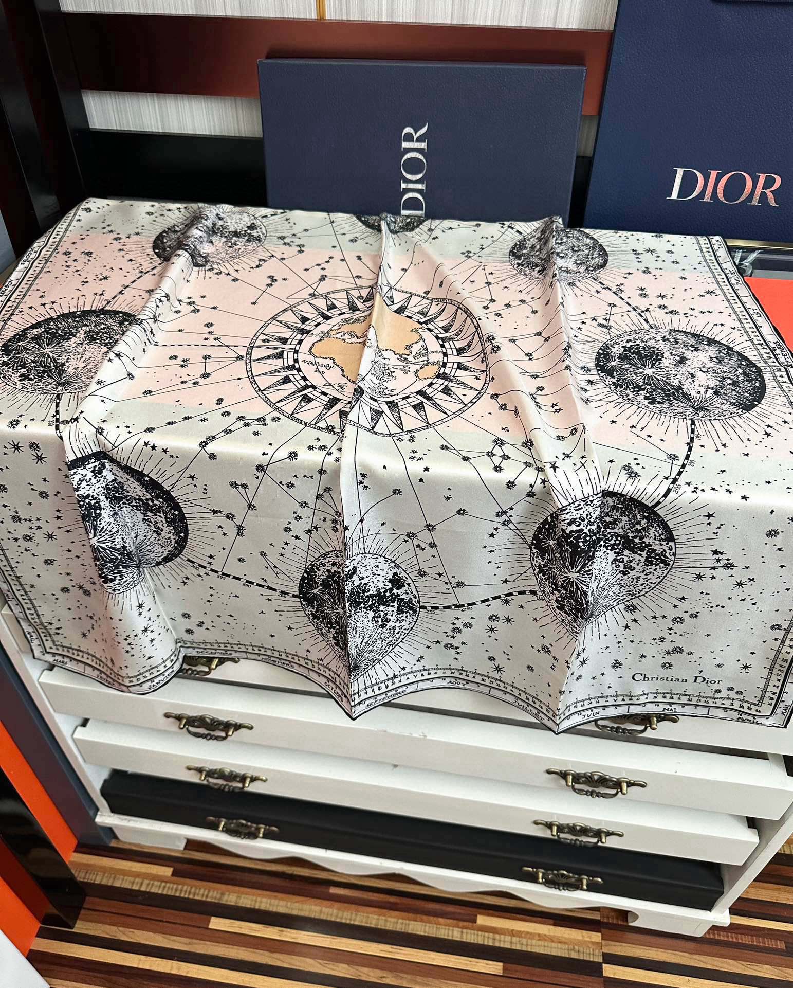 新款Dior 【星座系列】2025新款💦丝印花方巾是发布秀的款式庆祝Zodiac 印花玫瑰展示对星座的迷