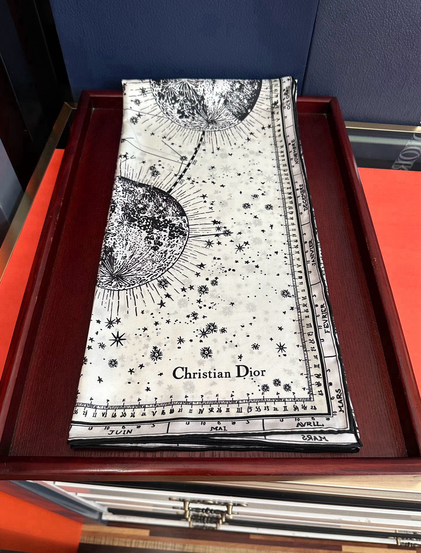 新款Dior 【星座系列】2025新款💦丝印花方巾是发布秀的款式庆祝Zodiac 印花玫瑰展示对星座的迷
