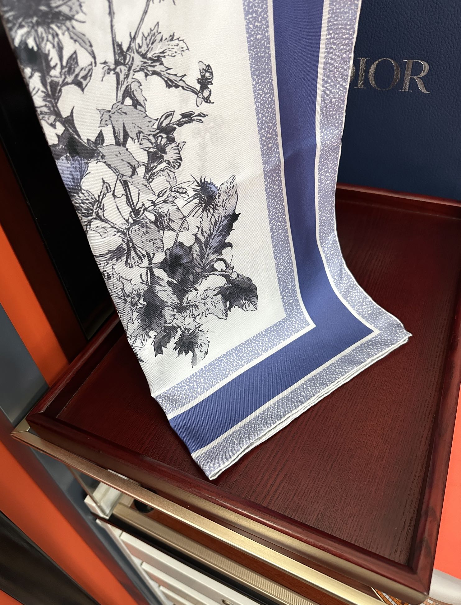  。高版本Dior Chardons 图案印花玫瑰展示象征着保护、韧性和自由的苏格兰国花得意采用白色和蓝
