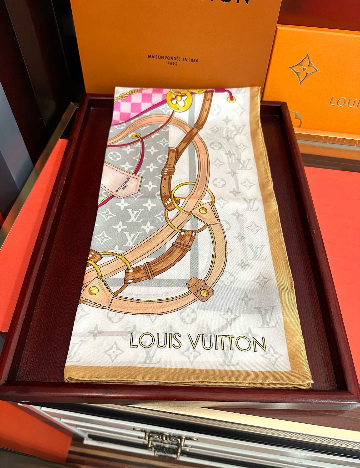 。 高版本LV 官网同步👍太美了庆祝Flower And StraPs 真丝方巾以瞩目笔触彰显雅致风范得
