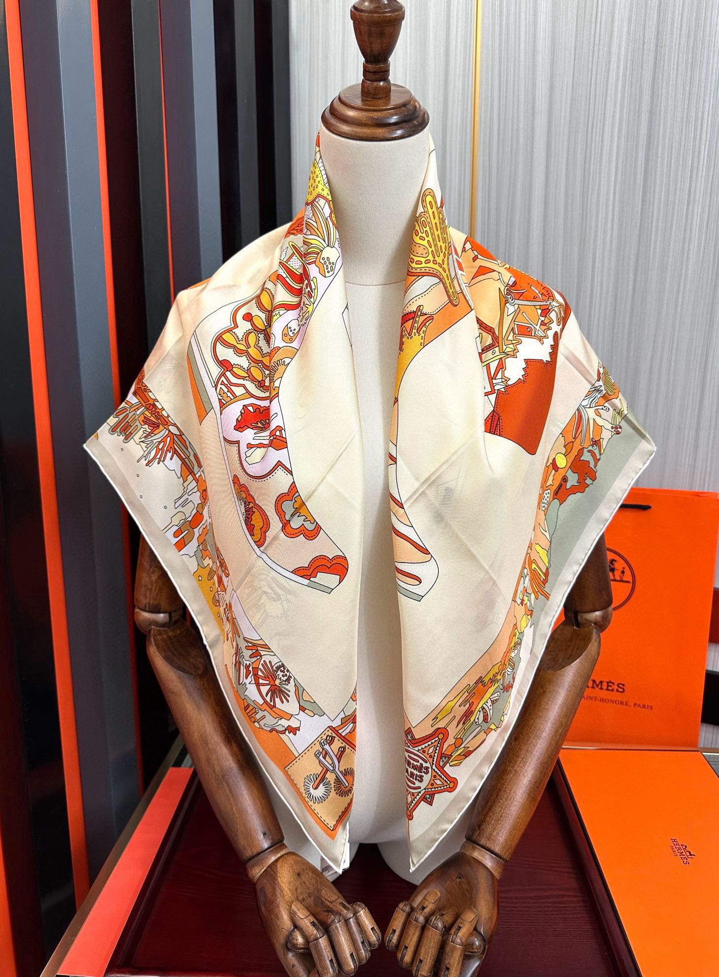 高版本2025 。HERMES 重磅庆祝女士小姐姐们必备款方巾嘴唇精简时髦，太美了發品质感很显好得意好搭