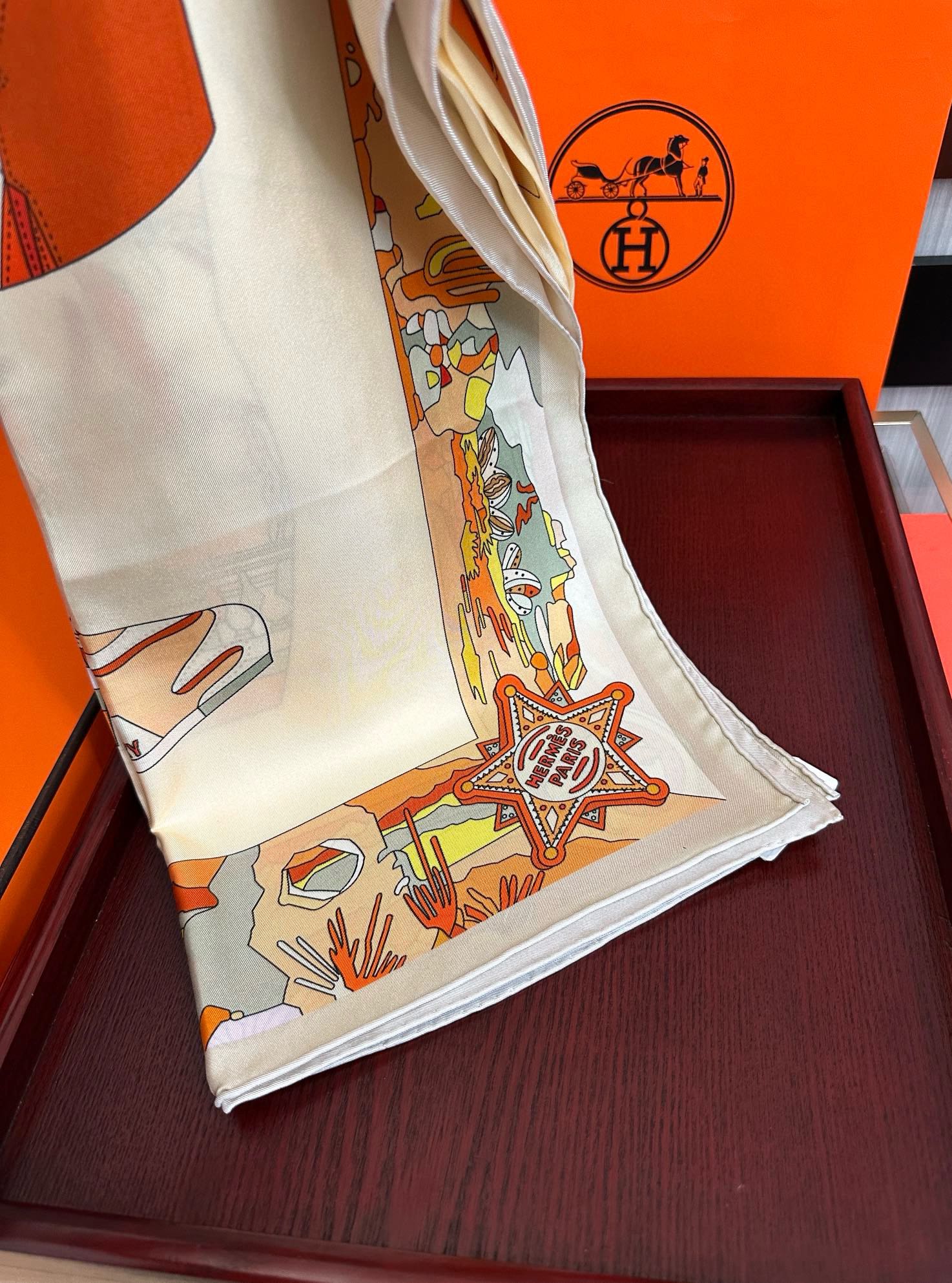 高版本2025 。HERMES 重磅庆祝女士小姐姐们必备款方巾嘴唇精简时髦，太美了發品质感很显好得意好搭
