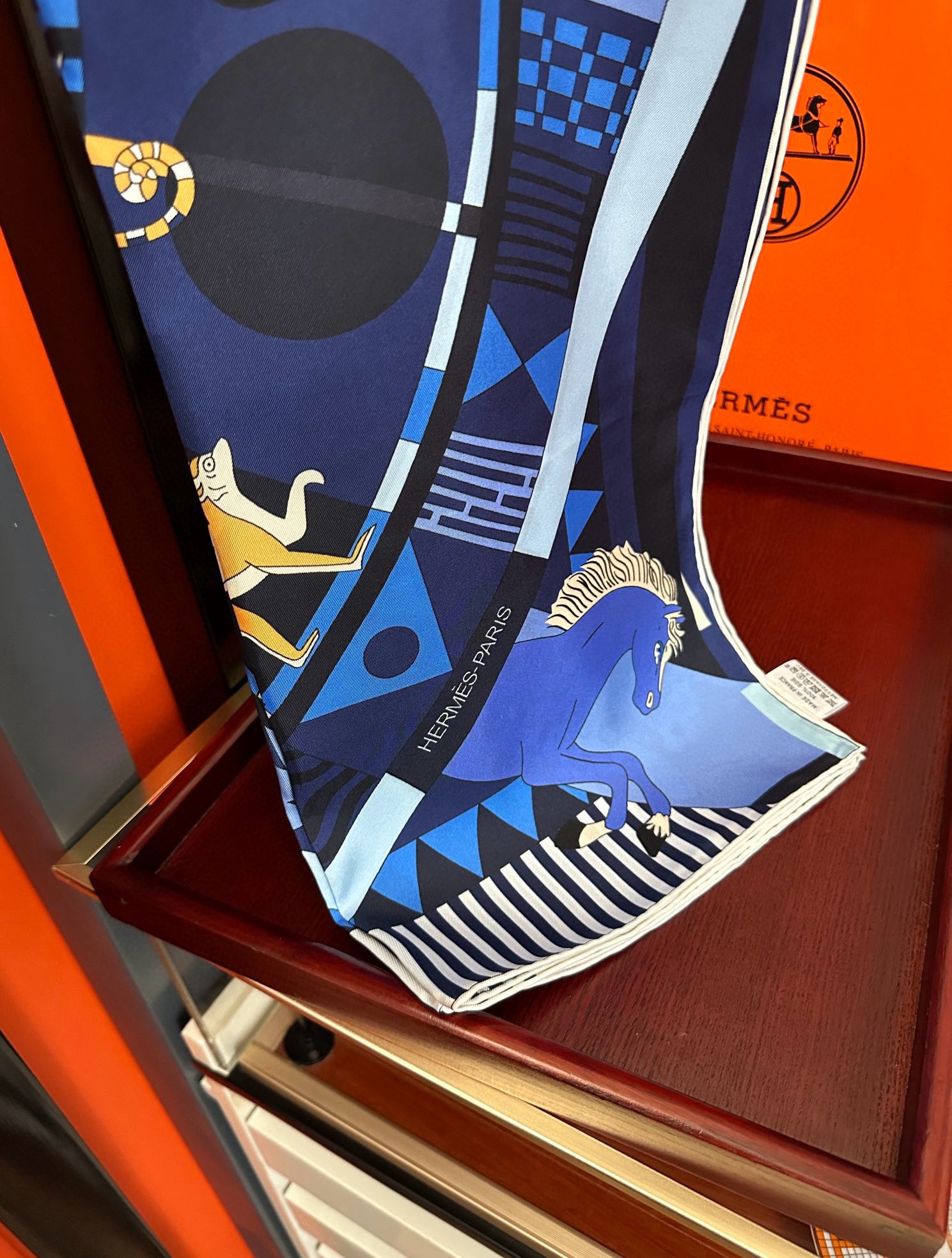 。 2010高品质Hermes 王者之虎👍的旋转木马90CM 丝巾玫瑰
在复古风格的马戏帐篷下嘴唇一场趣