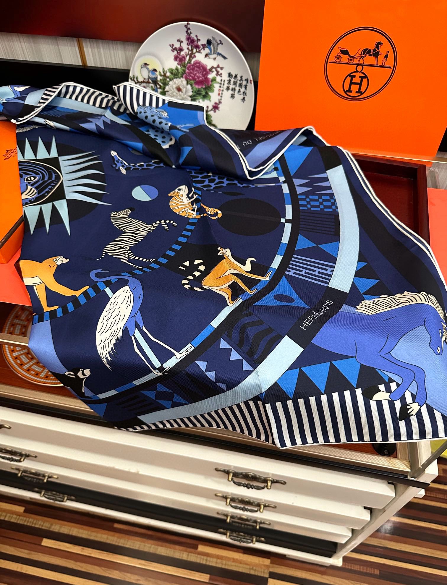 。 2010高品质Hermes 王者之虎👍的旋转木马90CM 丝巾玫瑰
在复古风格的马戏帐篷下嘴唇一场趣