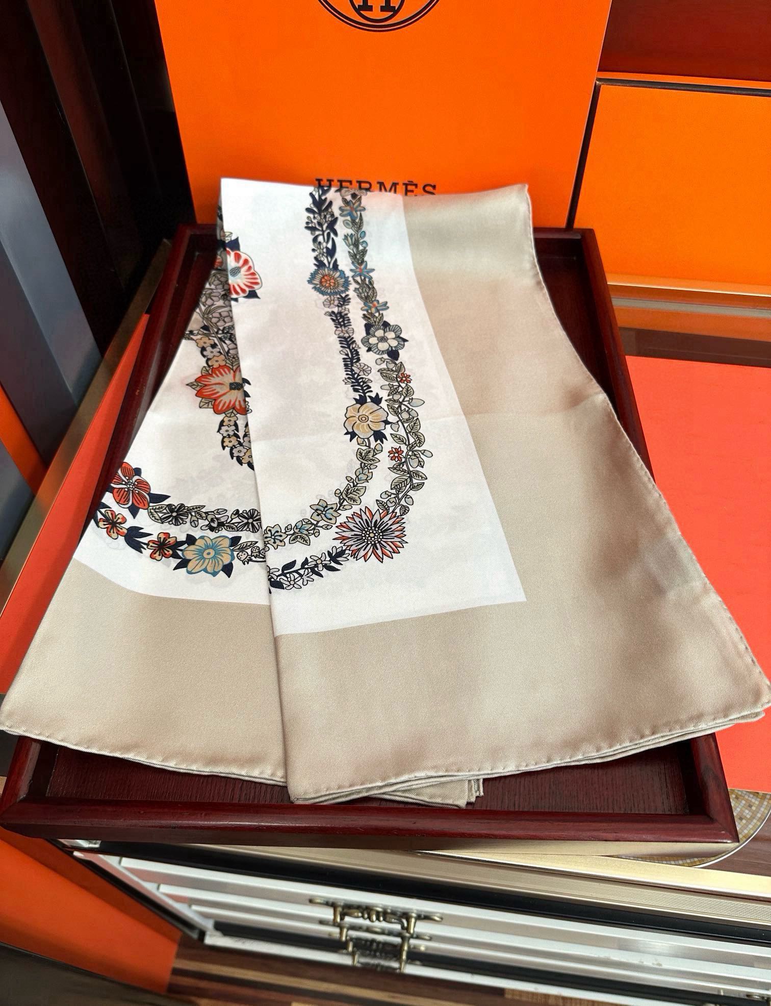  。高版本 爱马仕 的经典单品展现强大而迷人的女性魅力精髓色此90方巾推陈出新太阳诠释无限的情感和自由，