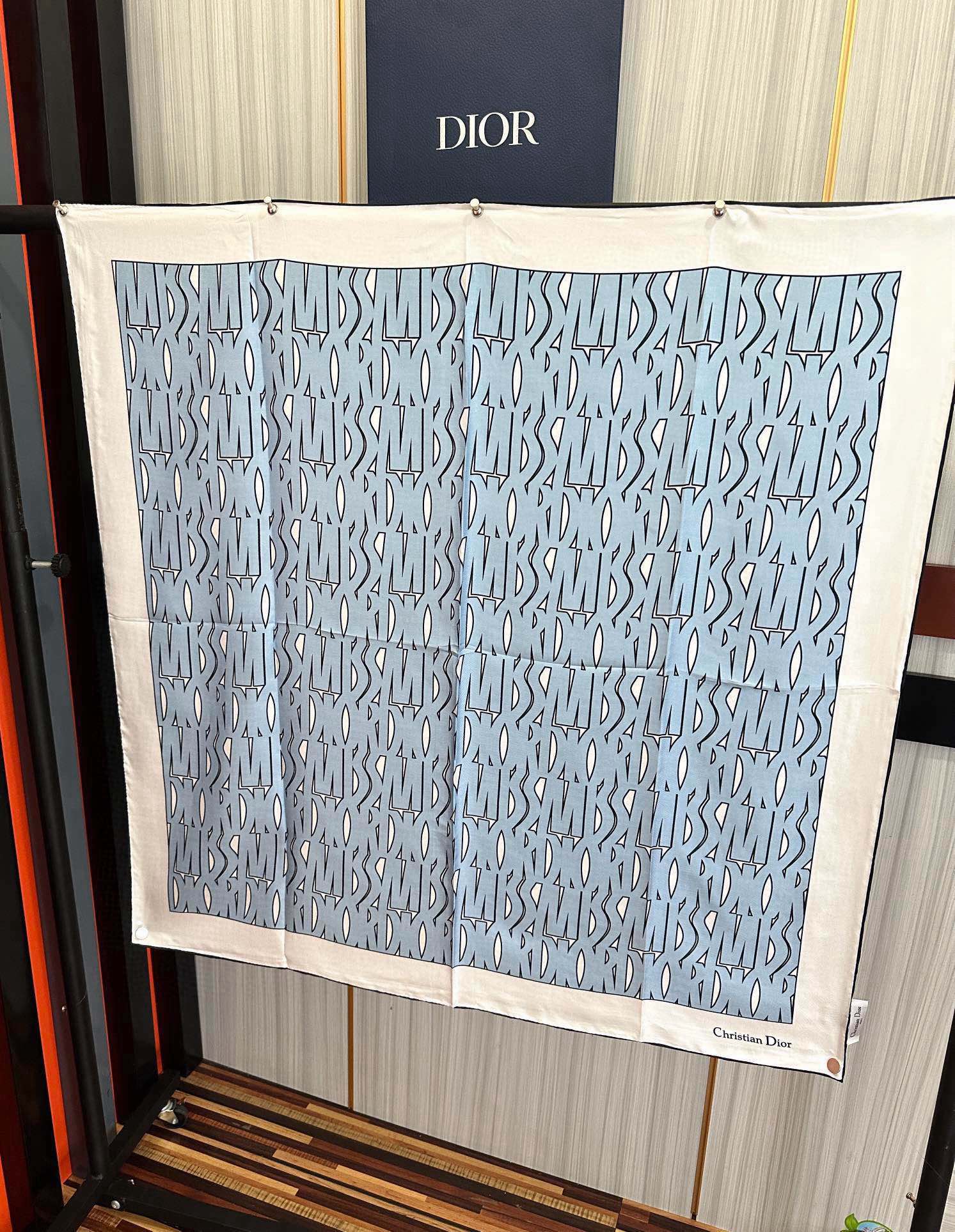 。Dior Chardons 2025新款 图案印花得意展示象征着保护色韧性和自由的苏格兰庆祝采用粉色