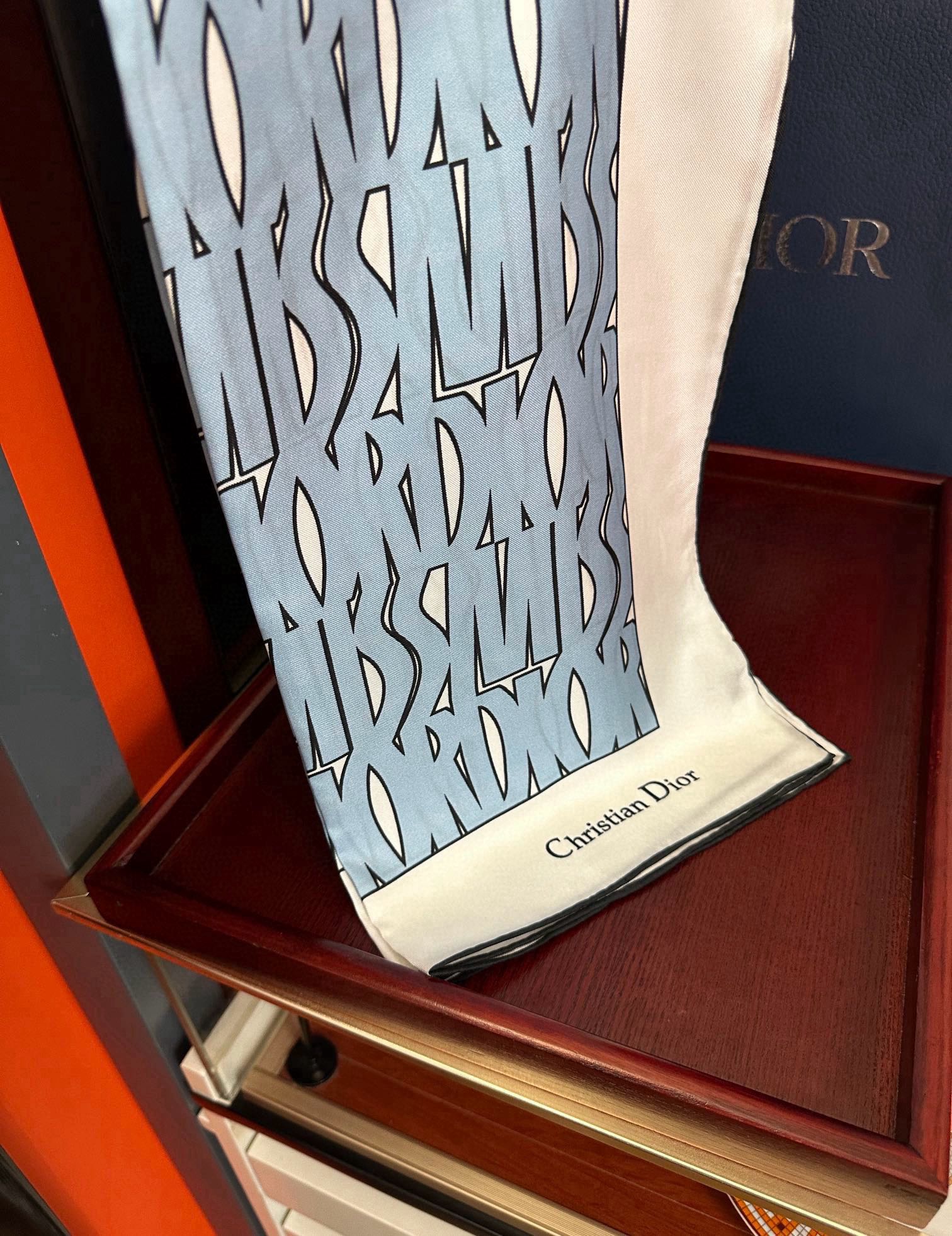  。Dior Chardons 2025新款 图案印花得意展示象征着保护色韧性和自由的苏格兰庆祝采用粉色