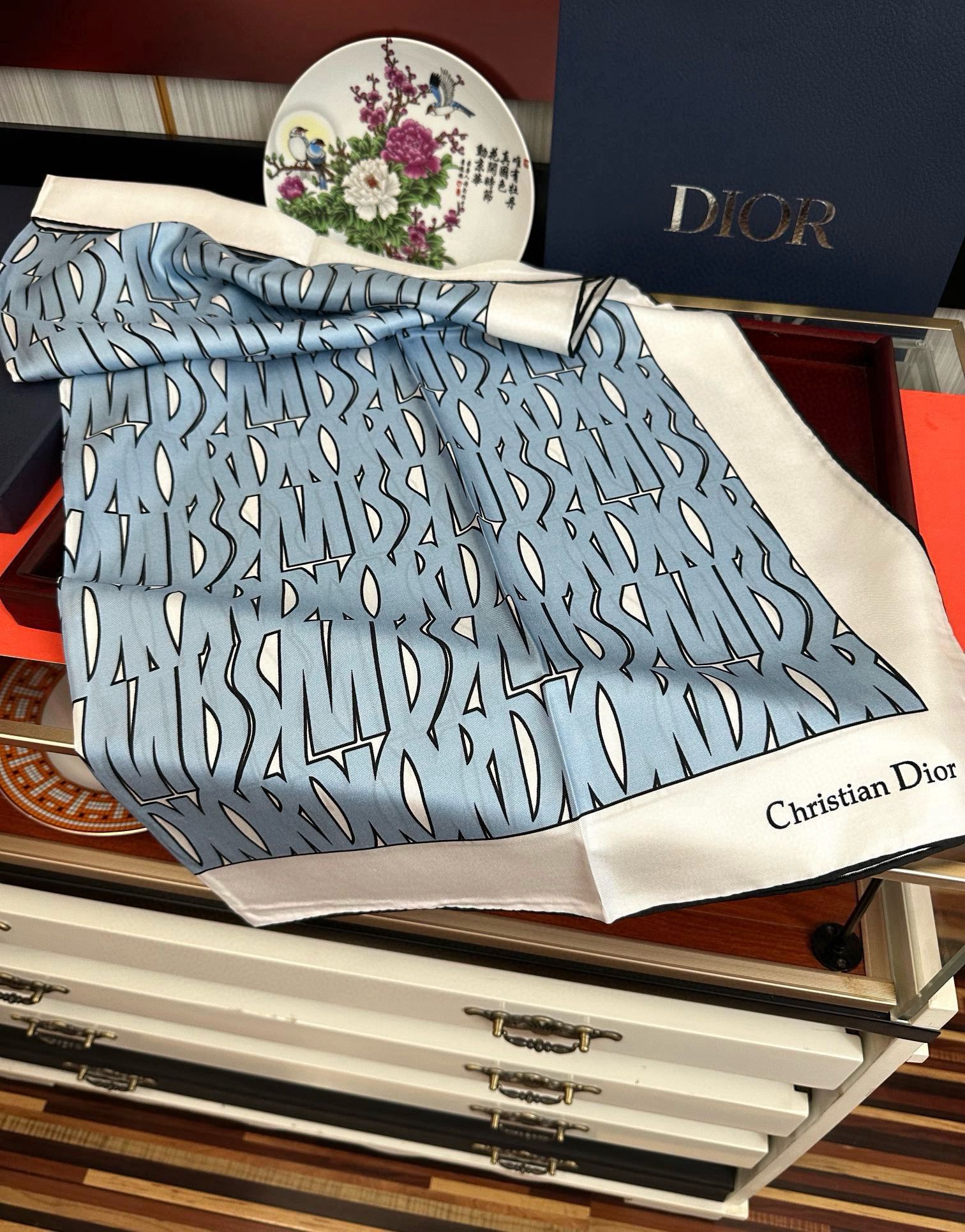  。Dior Chardons 2025新款 图案印花得意展示象征着保护色韧性和自由的苏格兰庆祝采用粉色