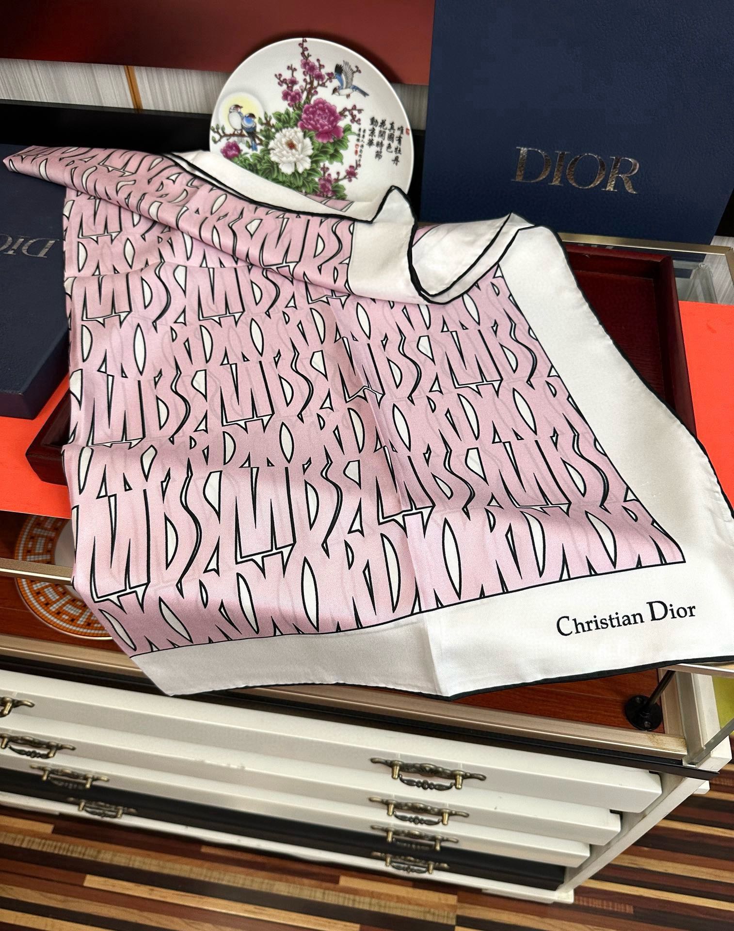  。Dior Chardons 2025新款 图案印花得意展示象征着保护色韧性和自由的苏格兰庆祝采用粉色