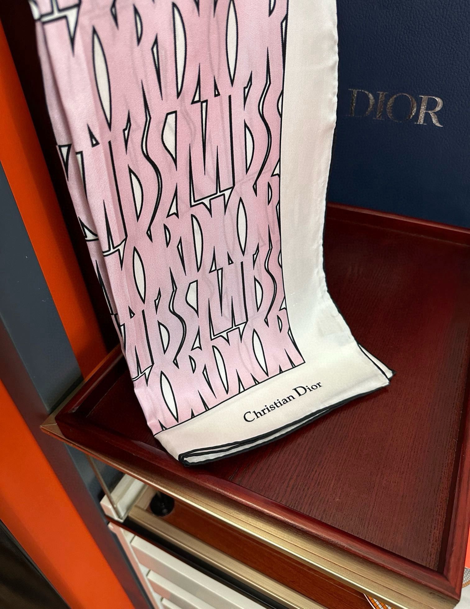 。Dior Chardons 2025新款 图案印花得意展示象征着保护色韧性和自由的苏格兰庆祝采用粉色