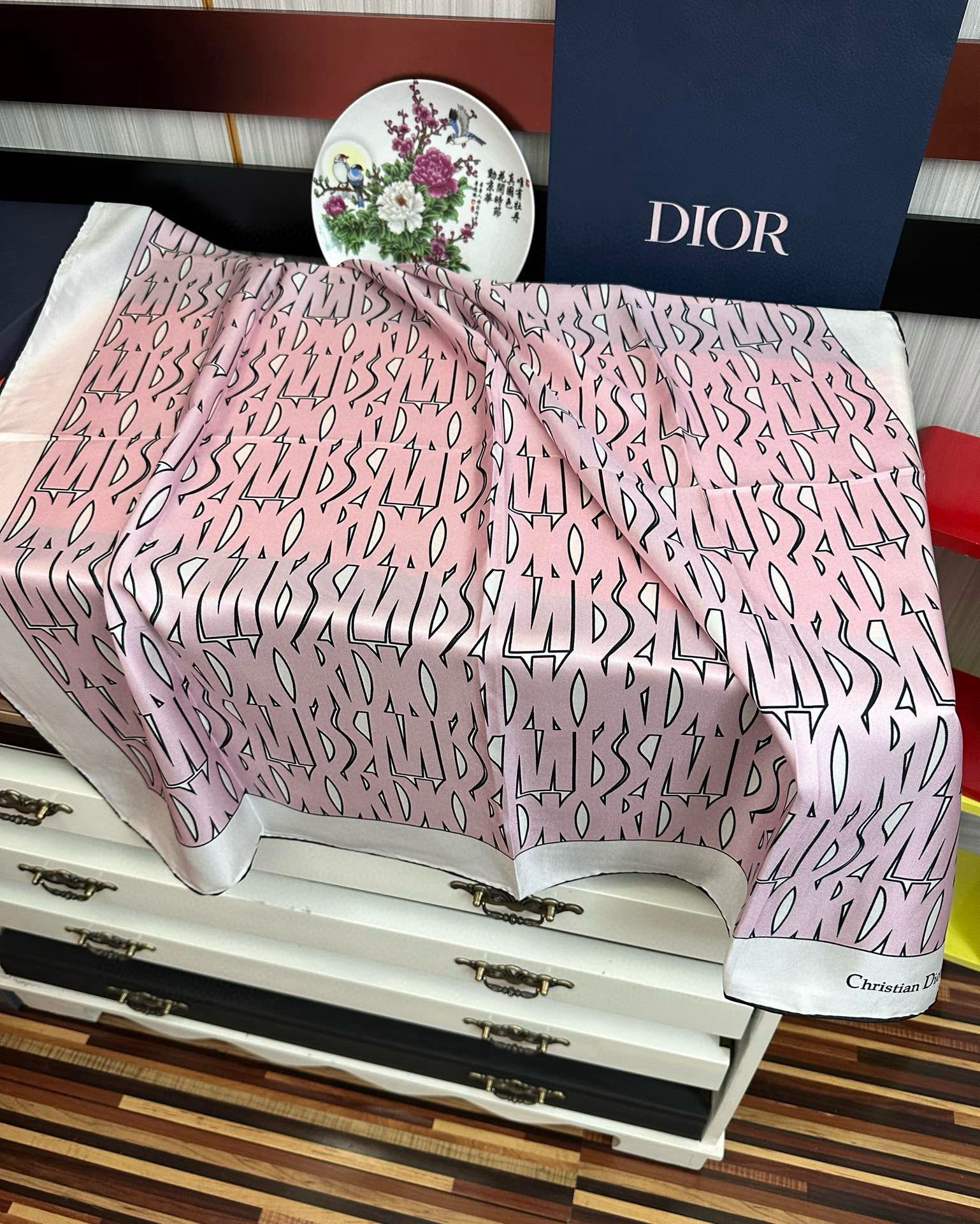  。Dior Chardons 2025新款 图案印花得意展示象征着保护色韧性和自由的苏格兰庆祝采用粉色
