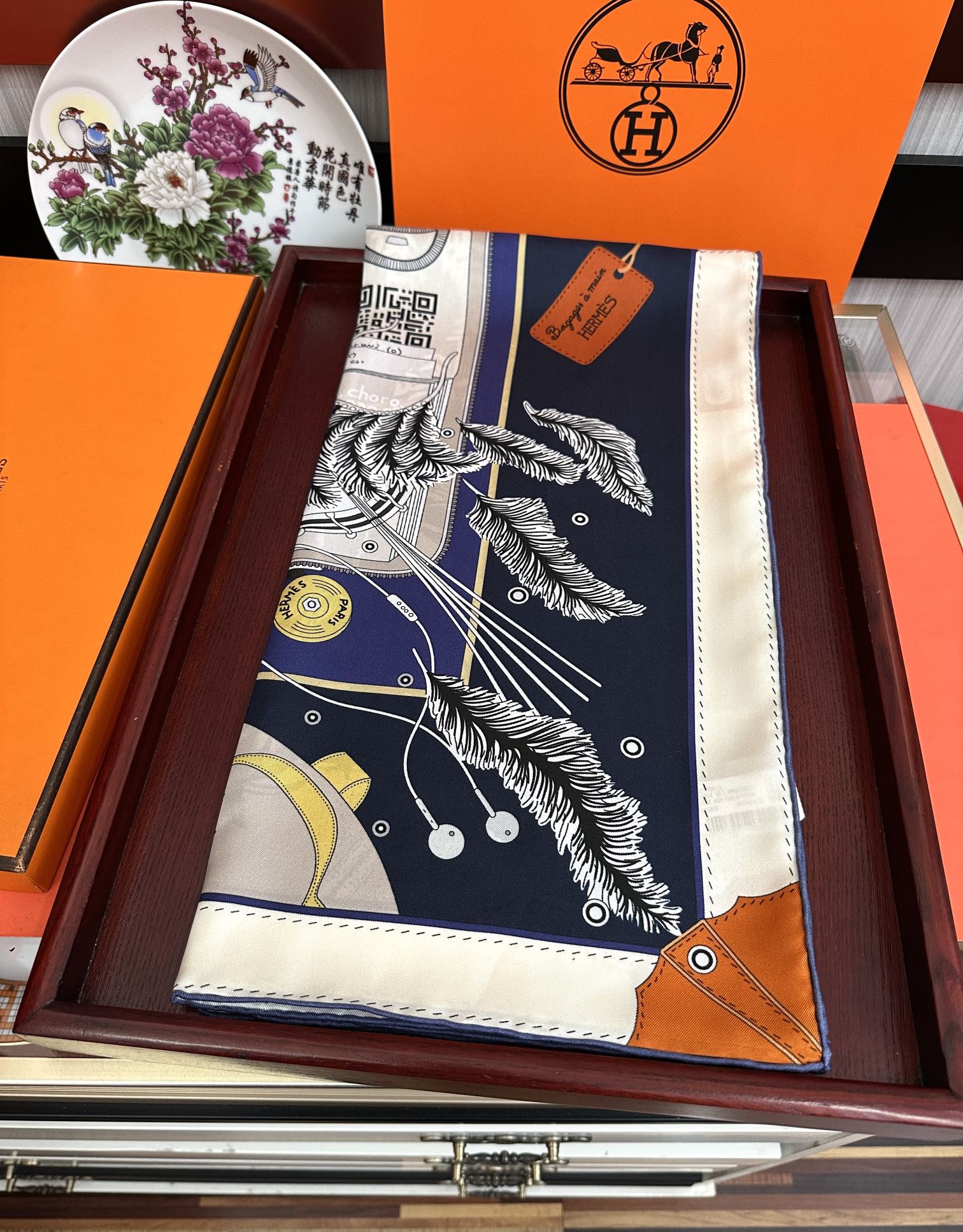。爱 马 仕 官网同步手工卷边真丝方巾得意  这款爱马家展现强大而迷人的女性魅力精髓色此90厘米方巾推出