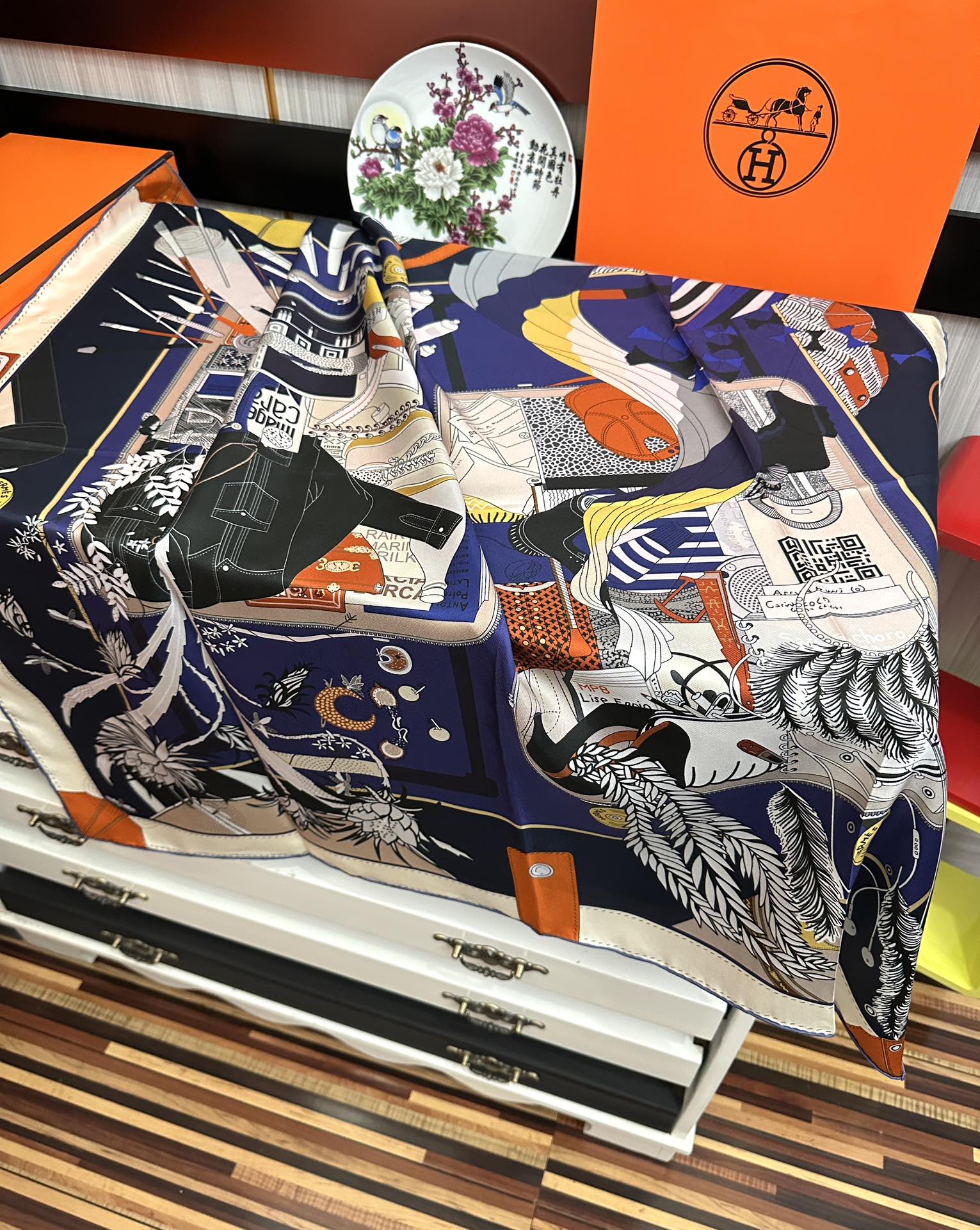 。爱 马 仕 官网同步手工卷边真丝方巾得意  这款爱马家展现强大而迷人的女性魅力精髓色此90厘米方巾推出