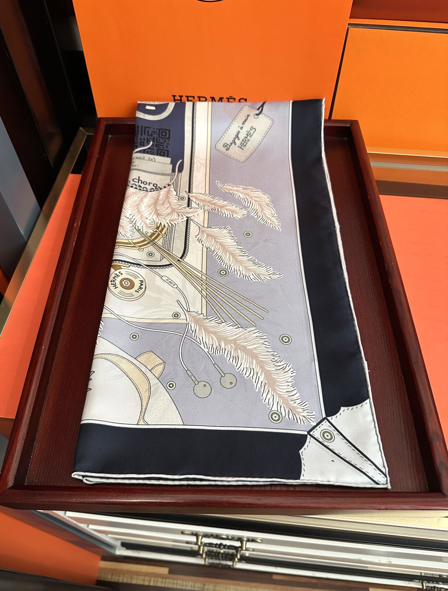 。爱 马 仕 官网同步手工卷边真丝方巾得意  这款爱马家展现强大而迷人的女性魅力精髓色此90厘米方巾推出