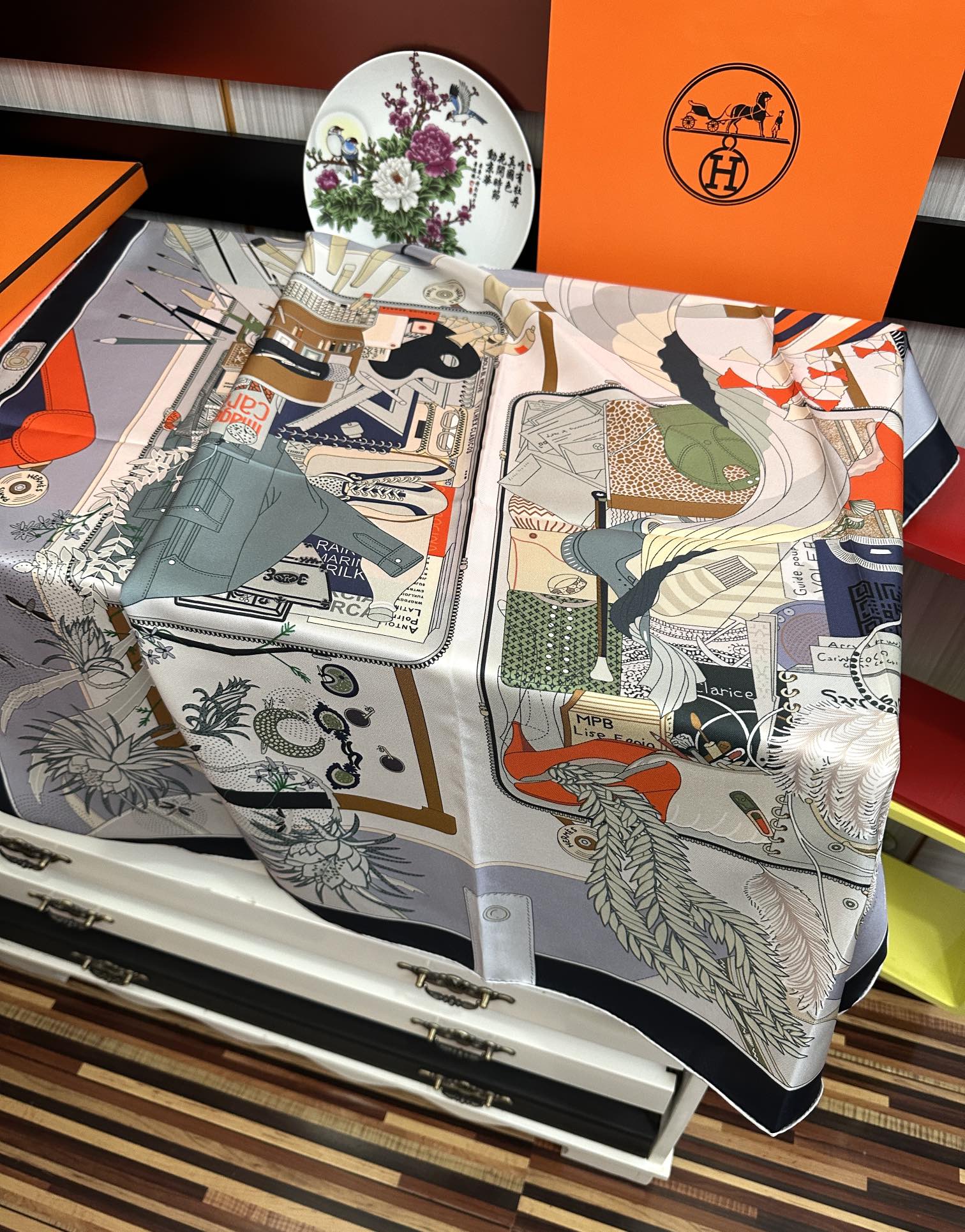 。爱 马 仕 官网同步手工卷边真丝方巾得意  这款爱马家展现强大而迷人的女性魅力精髓色此90厘米方巾推出