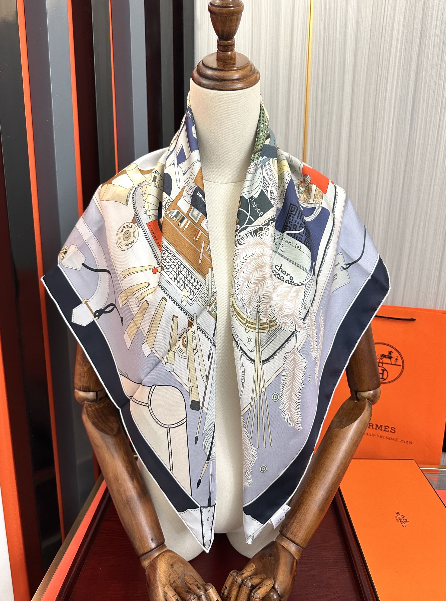 。爱 马 仕 官网同步手工卷边真丝方巾得意  这款爱马家展现强大而迷人的女性魅力精髓色此90厘米方巾推出