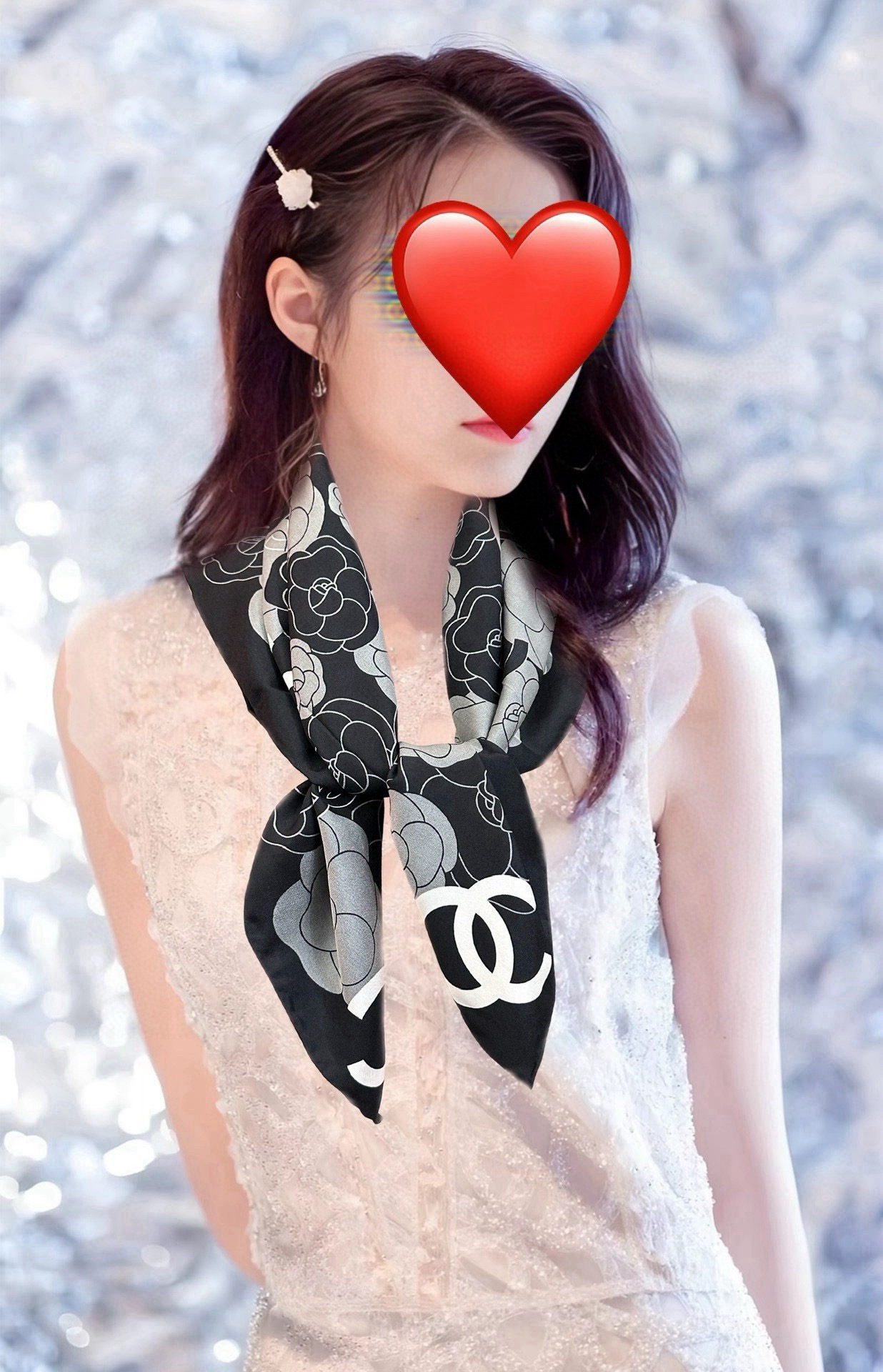  。香奈儿【双面异色】一面山茶花一面双C 嘴唇一条围巾相当两条用 浪漫爱情重磅推荐色真的超级爱的款式❤️