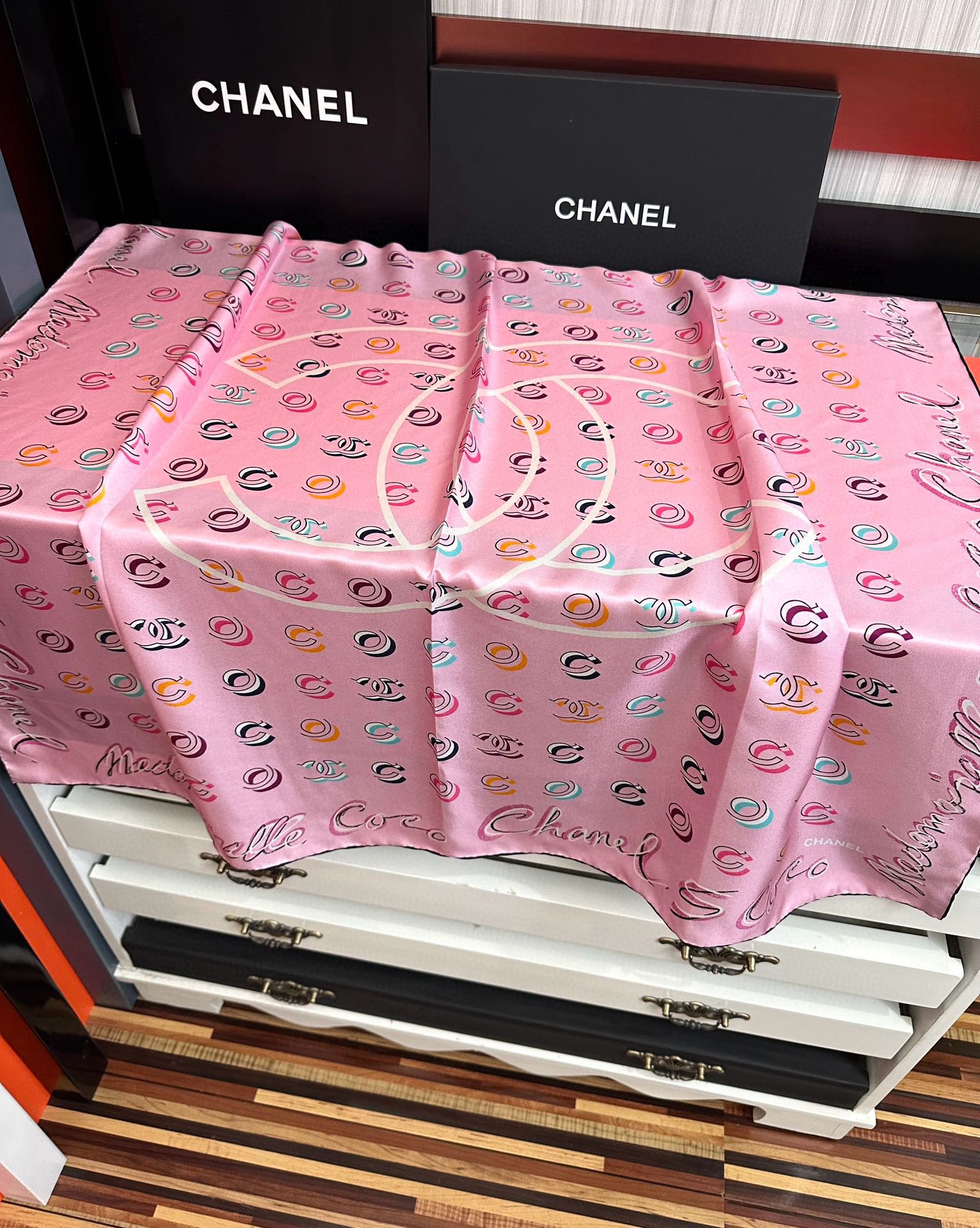 。 香奈儿 【Coco字母炫彩】官网同步庆祝工艺提花+双面数码印花搭配精致的手工卷边工艺得意质感高级且细