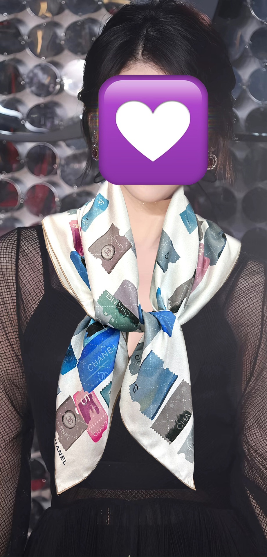 高版本。香奈儿24k邮票方巾 官网同步 这一款方巾以邮票元素为主得意除此之外还有成衣、小丝巾的设计颜色明