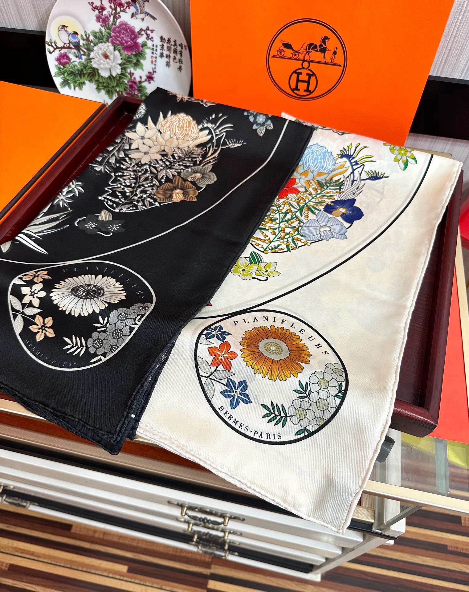 上新2025。HERMES 重磅庆祝【花绘地图】方巾嘴唇精简时髦，品质感很显好得意好搭到上瘾的丝巾色带着