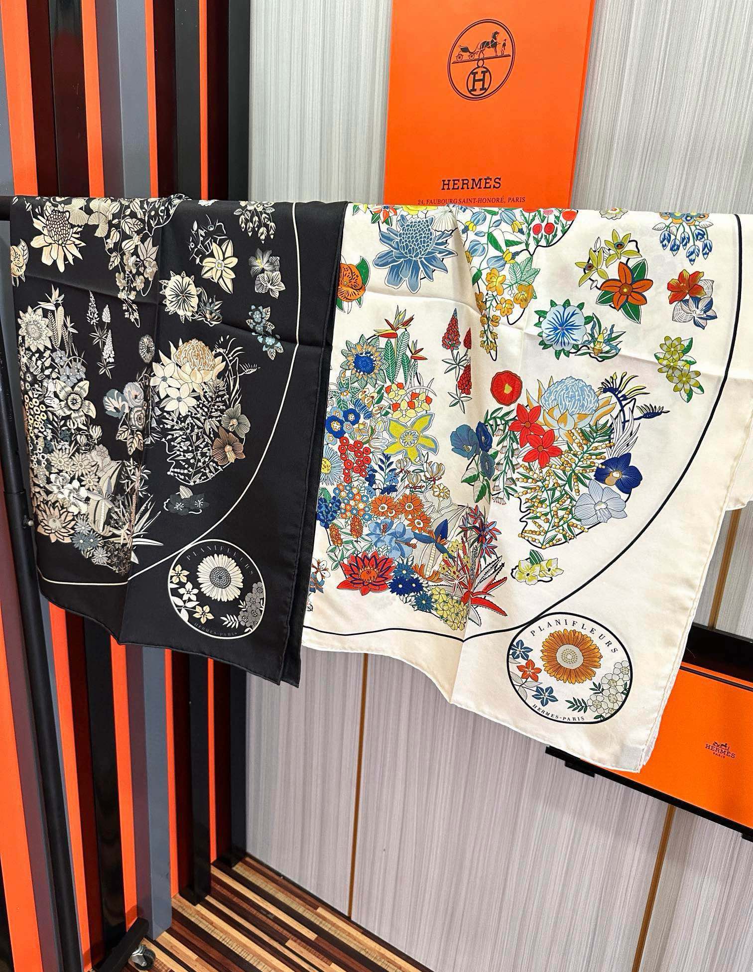 上新2025。HERMES 重磅庆祝【花绘地图】方巾嘴唇精简时髦，品质感很显好得意好搭到上瘾的丝巾色带着