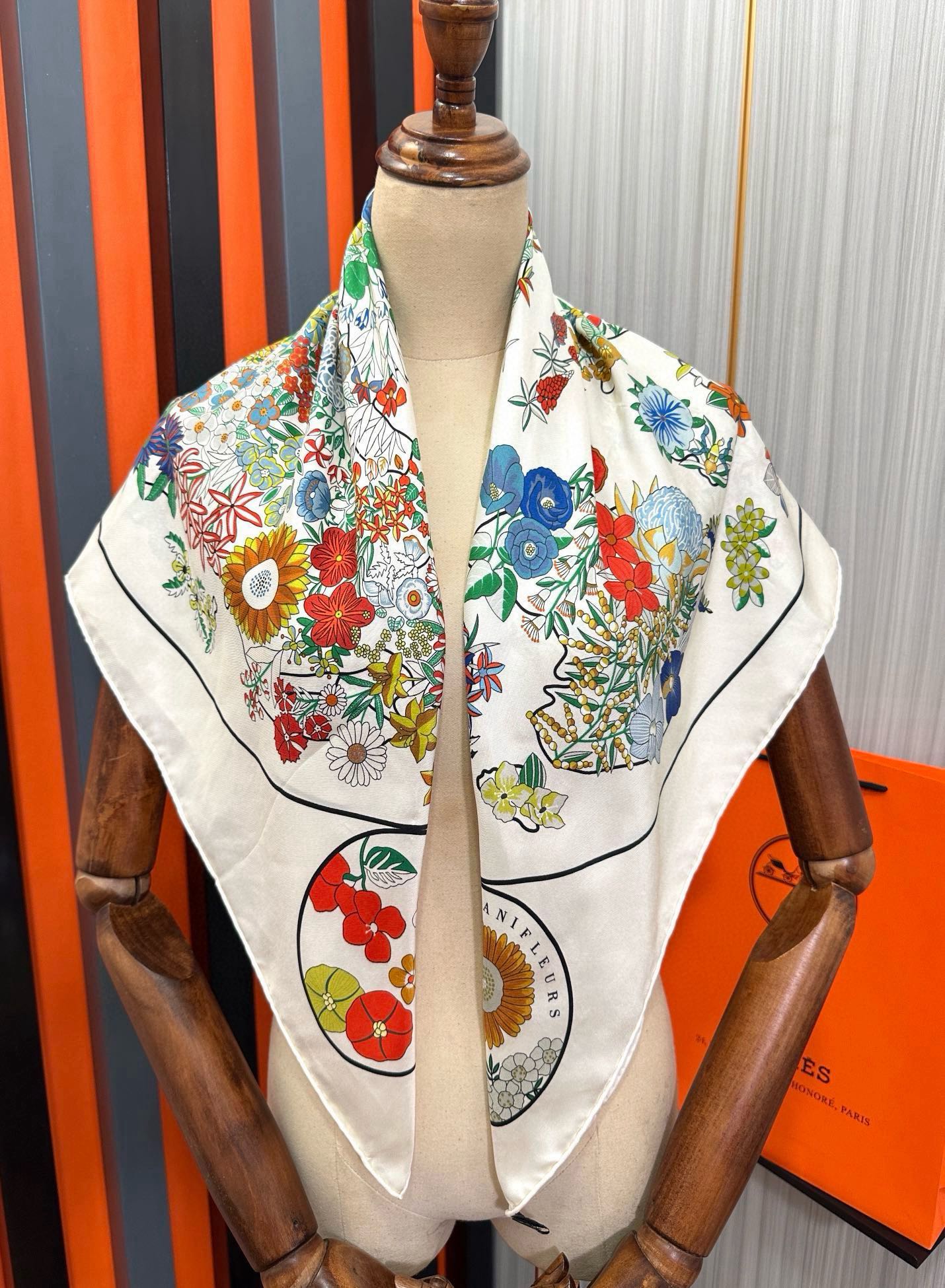 上新2025。HERMES 重磅庆祝【花绘地图】方巾嘴唇精简时髦，品质感很显好得意好搭到上瘾的丝巾色带着