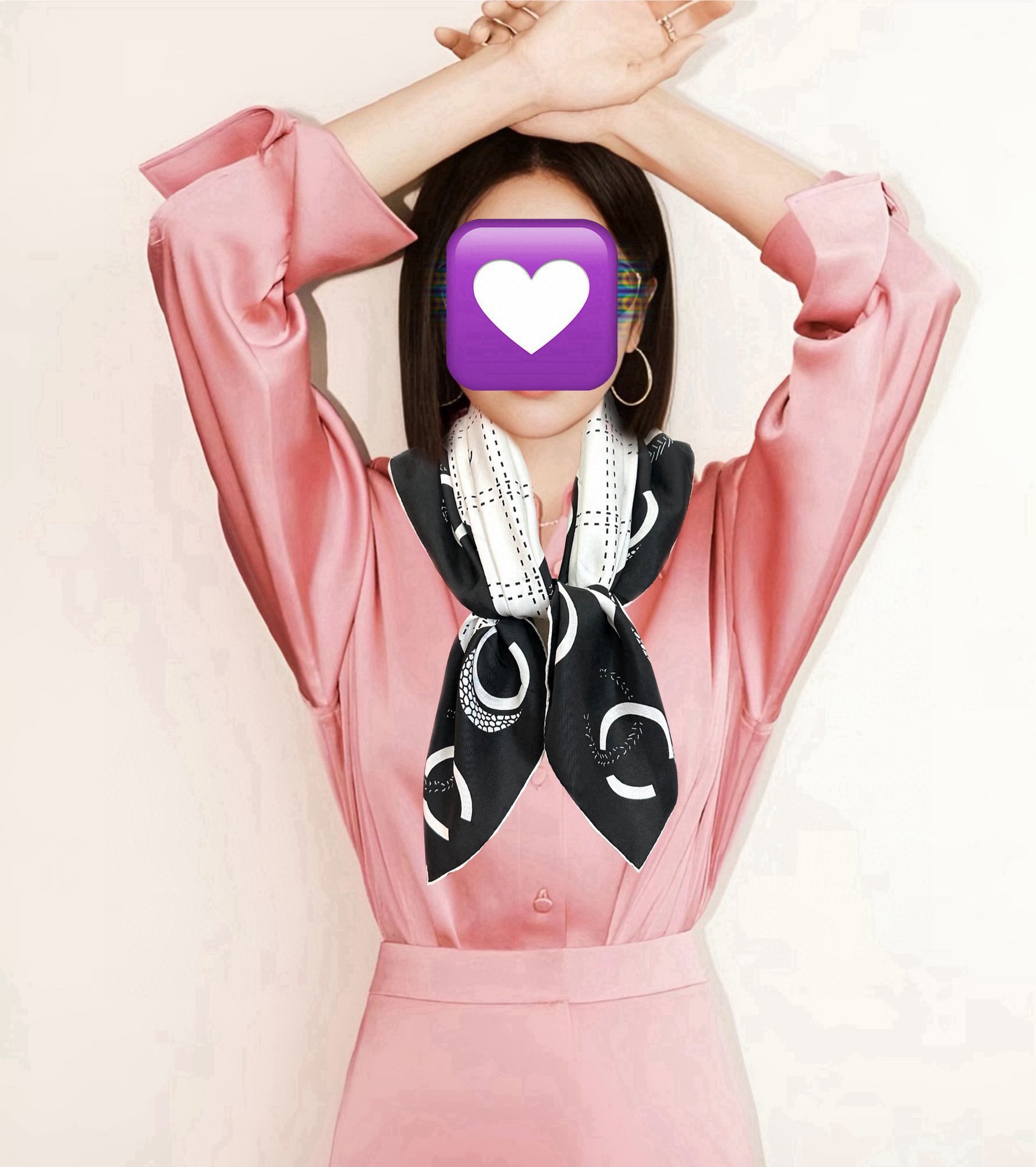  。香奈儿 官网同步 精致手工卷边得意极具品牌特色的涂鸦签名暗纹提花+简洁的COCO字母元素印花庆祝大幅