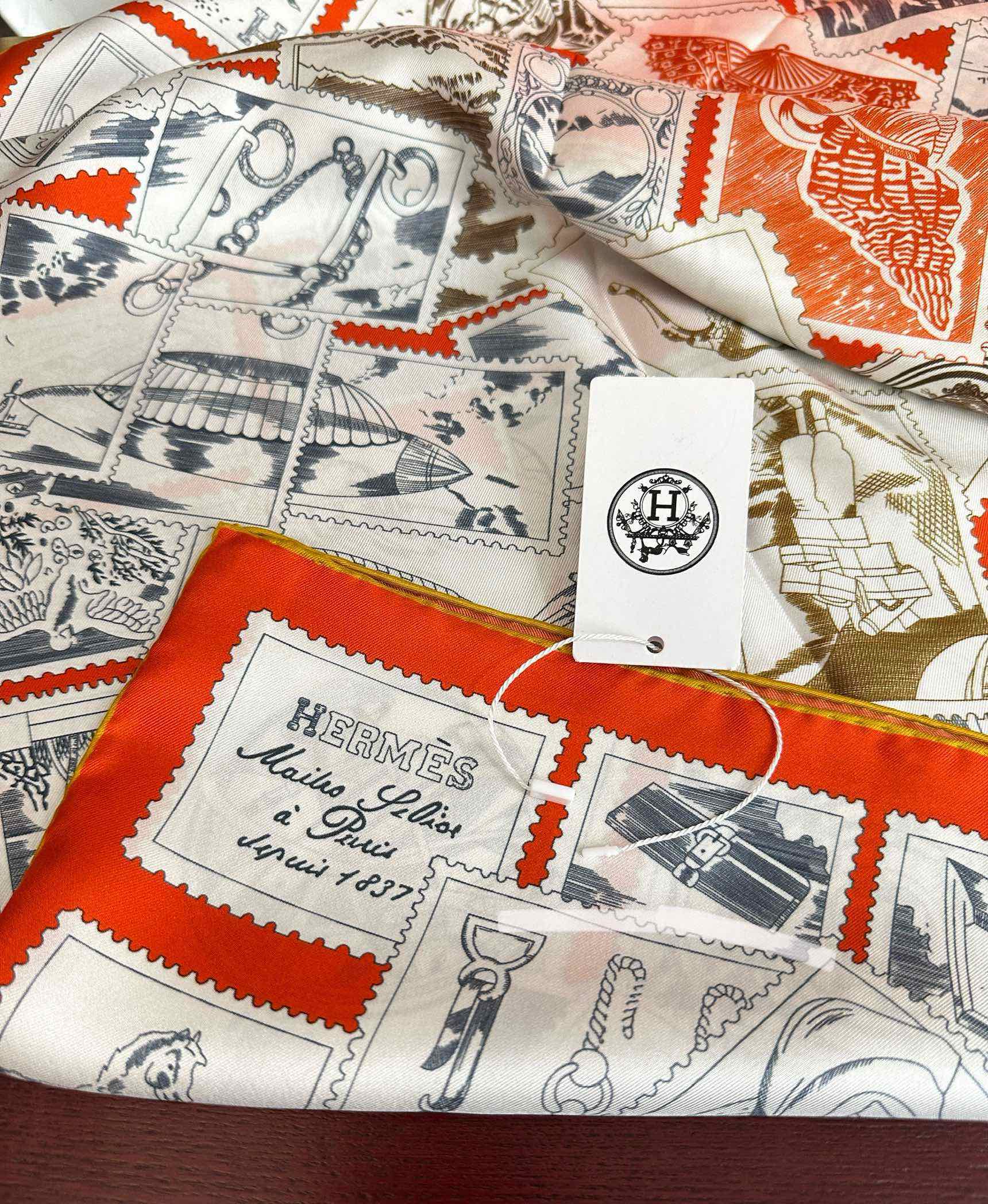 上新2025 。HERMES 重磅庆祝【福宝集邮者】90方巾嘴唇精简时髦，太美了 品质感很显好得意好搭到