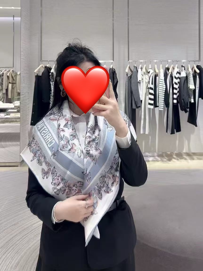 。新款 Dior 2025最新款官网同步Camo PaPillon 图案印花庆祝以优雅而诗意的设计全新演