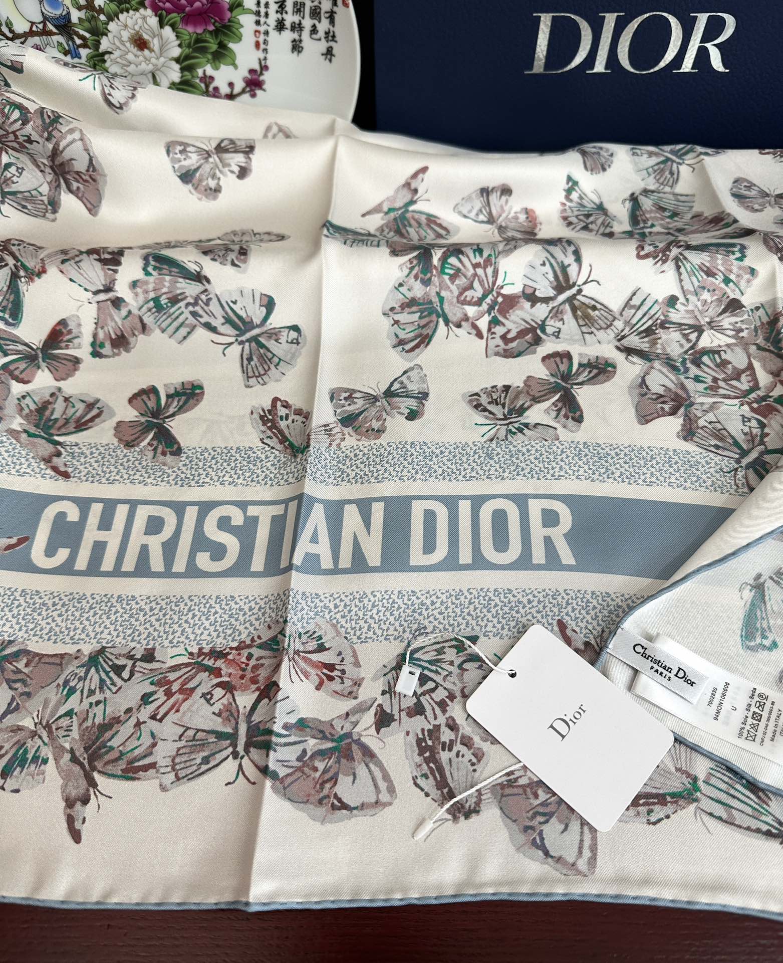 。新款 Dior 2025最新款官网同步Camo PaPillon 图案印花庆祝以优雅而诗意的设计全新演