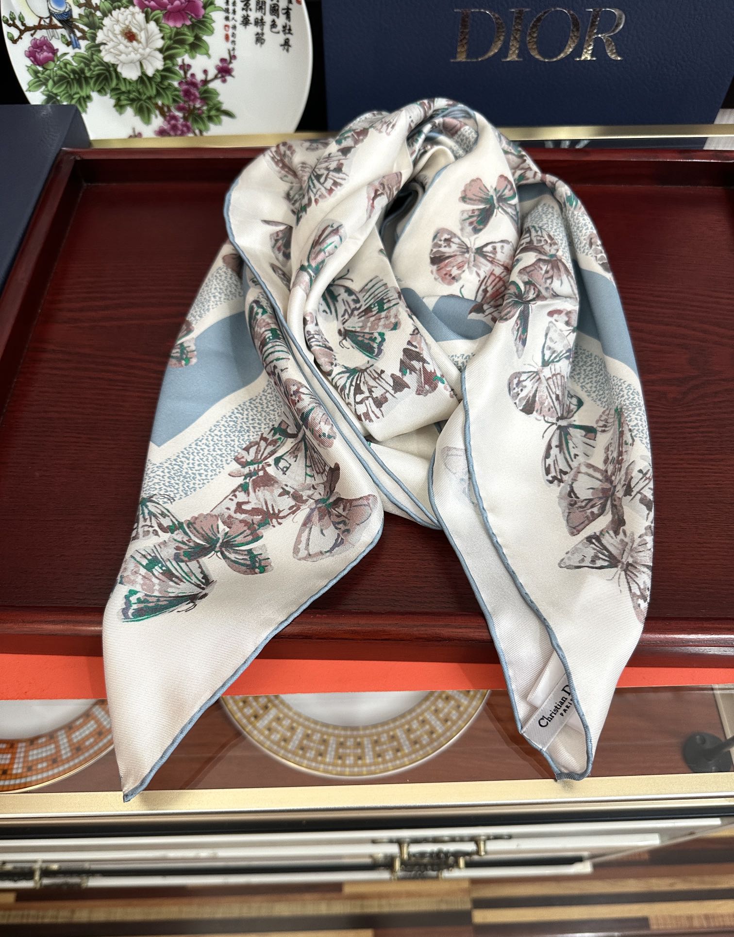 。新款 Dior 2025最新款官网同步Camo PaPillon 图案印花庆祝以优雅而诗意的设计全新演