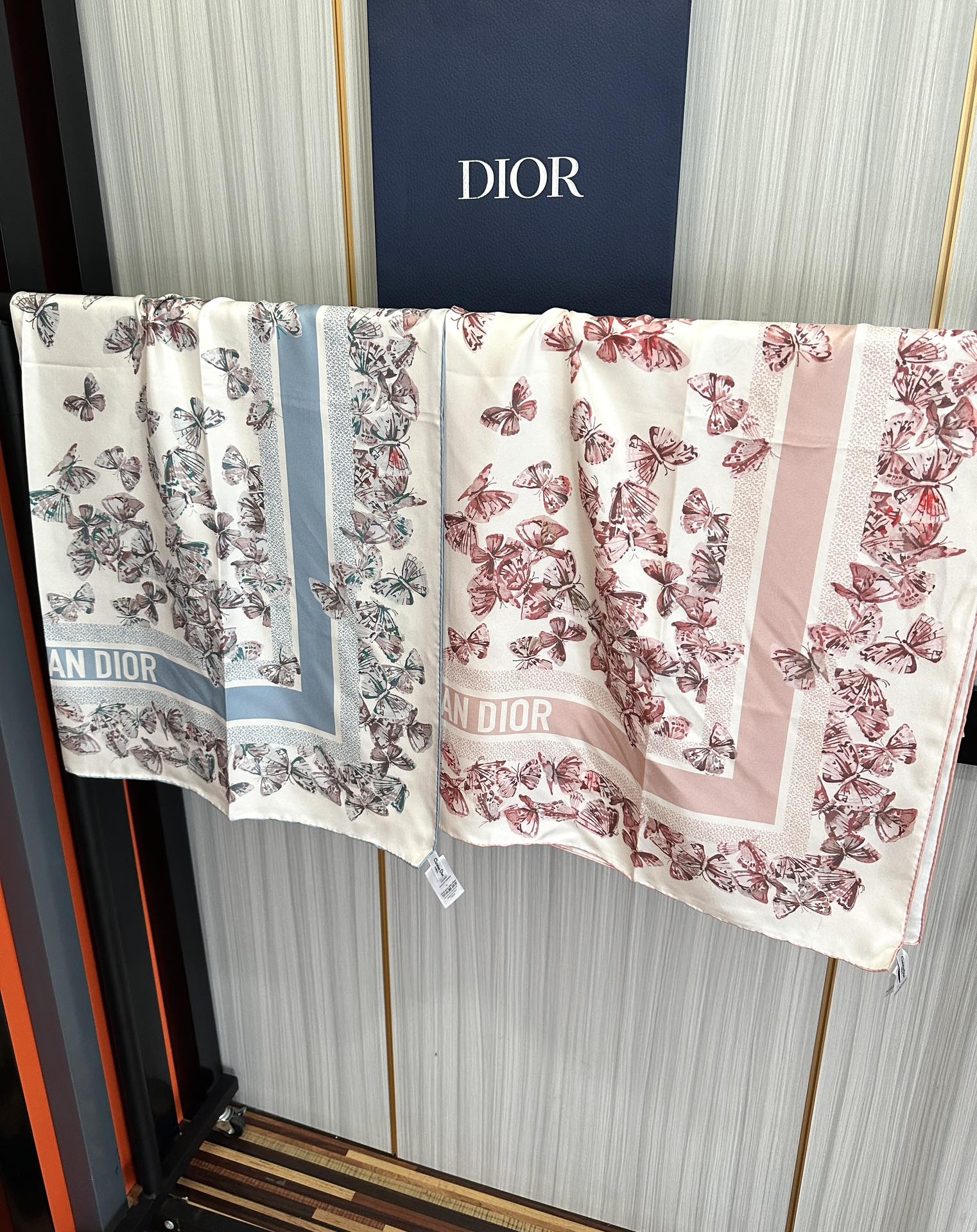 。新款 Dior 2025最新款官网同步Camo PaPillon 图案印花庆祝以优雅而诗意的设计全新演