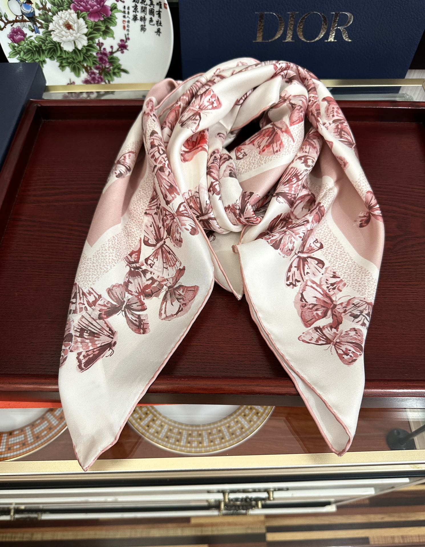 。新款 Dior 2025最新款官网同步Camo PaPillon 图案印花庆祝以优雅而诗意的设计全新演
