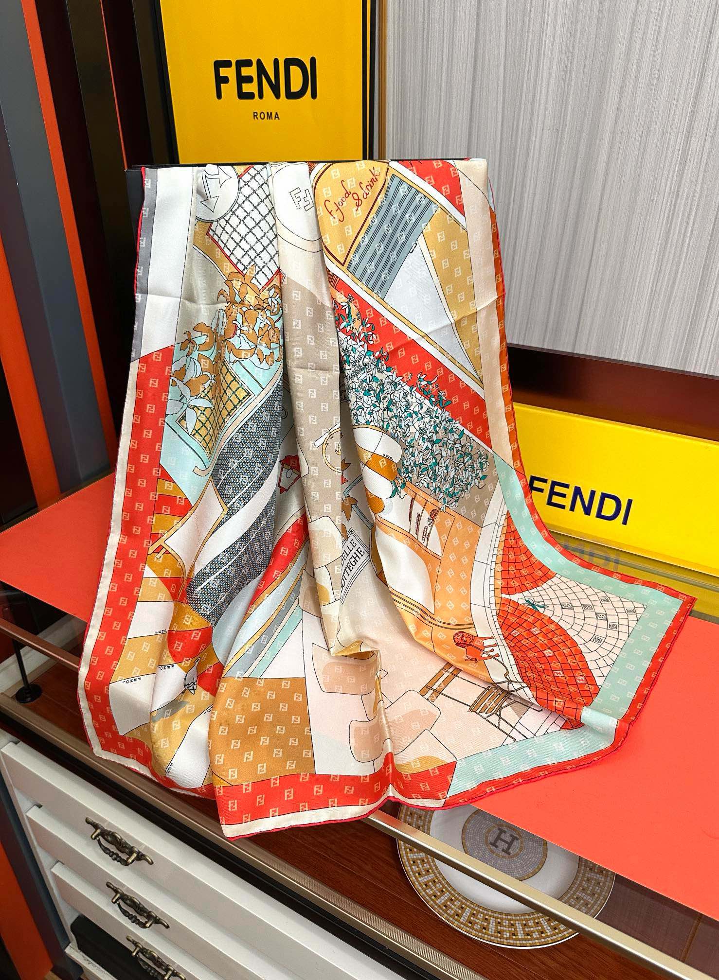  。新款2025Fendi 围巾 采用定制的“Walking around Rome”图案庆祝灵感源自罗