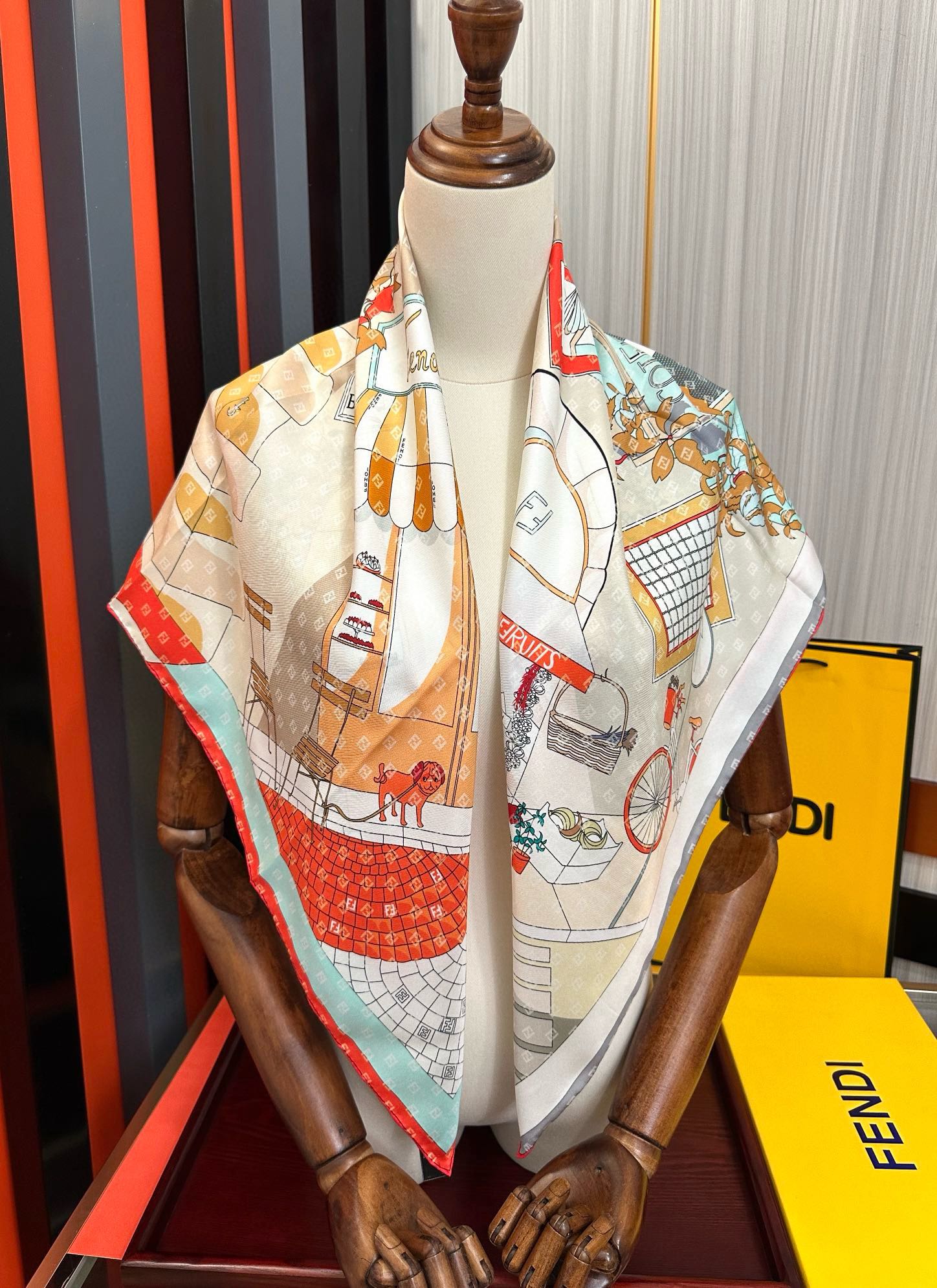  。新款2025Fendi 围巾 采用定制的“Walking around Rome”图案庆祝灵感源自罗
