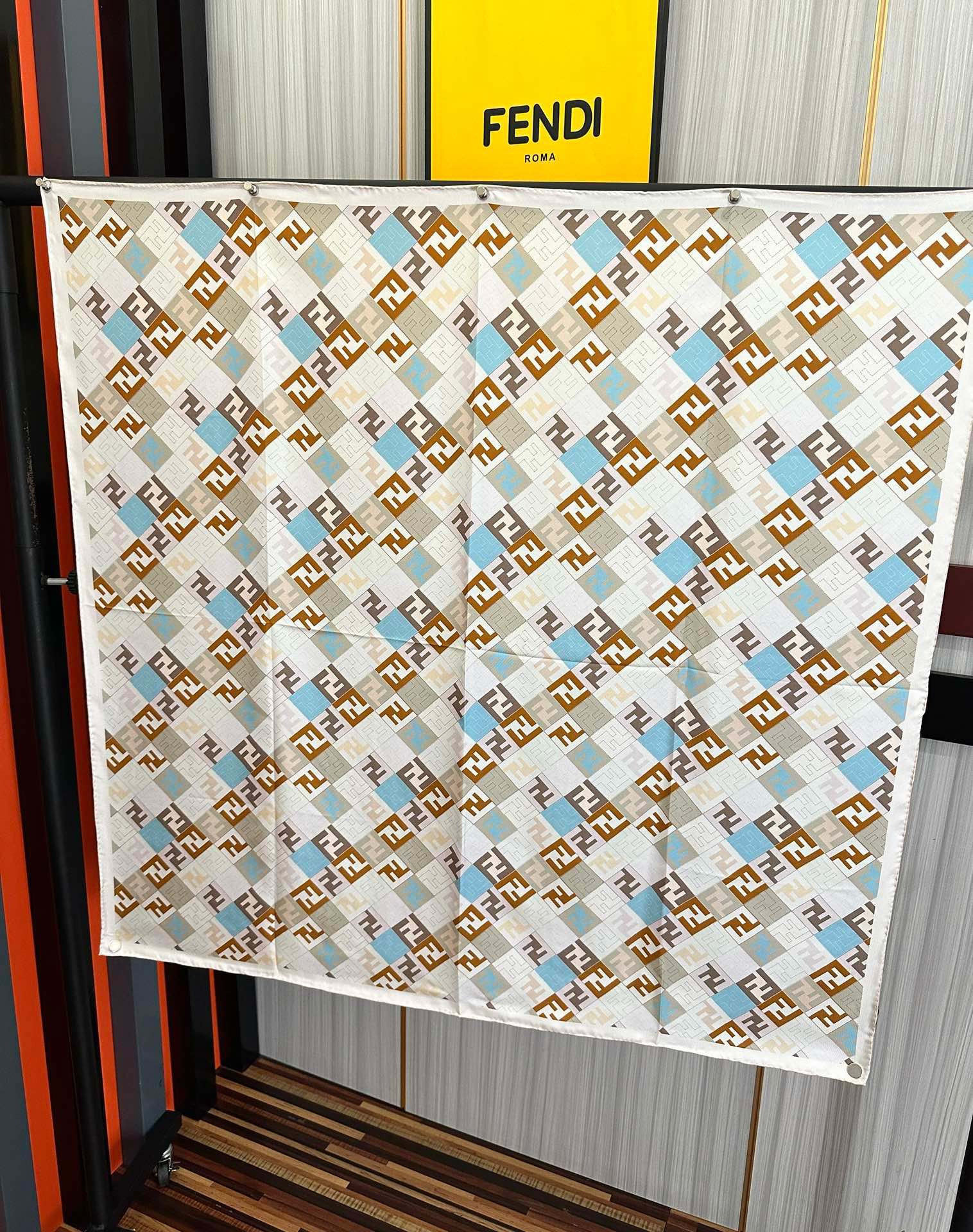  。新款2025Fendi 围巾 采用定制的“Walking around Rome”图案庆祝灵感源自罗