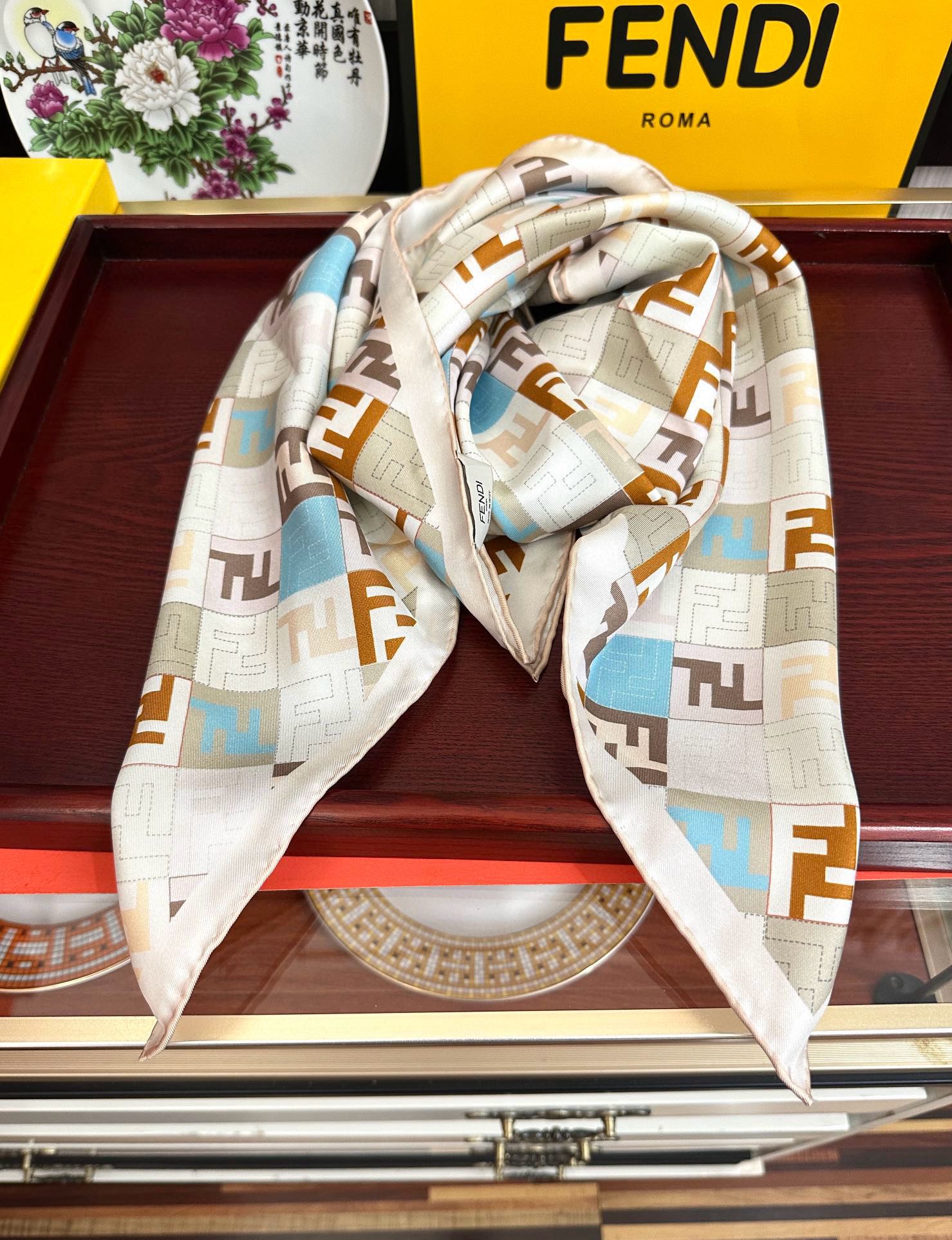  。新款2025Fendi 围巾 采用定制的“Walking around Rome”图案庆祝灵感源自罗