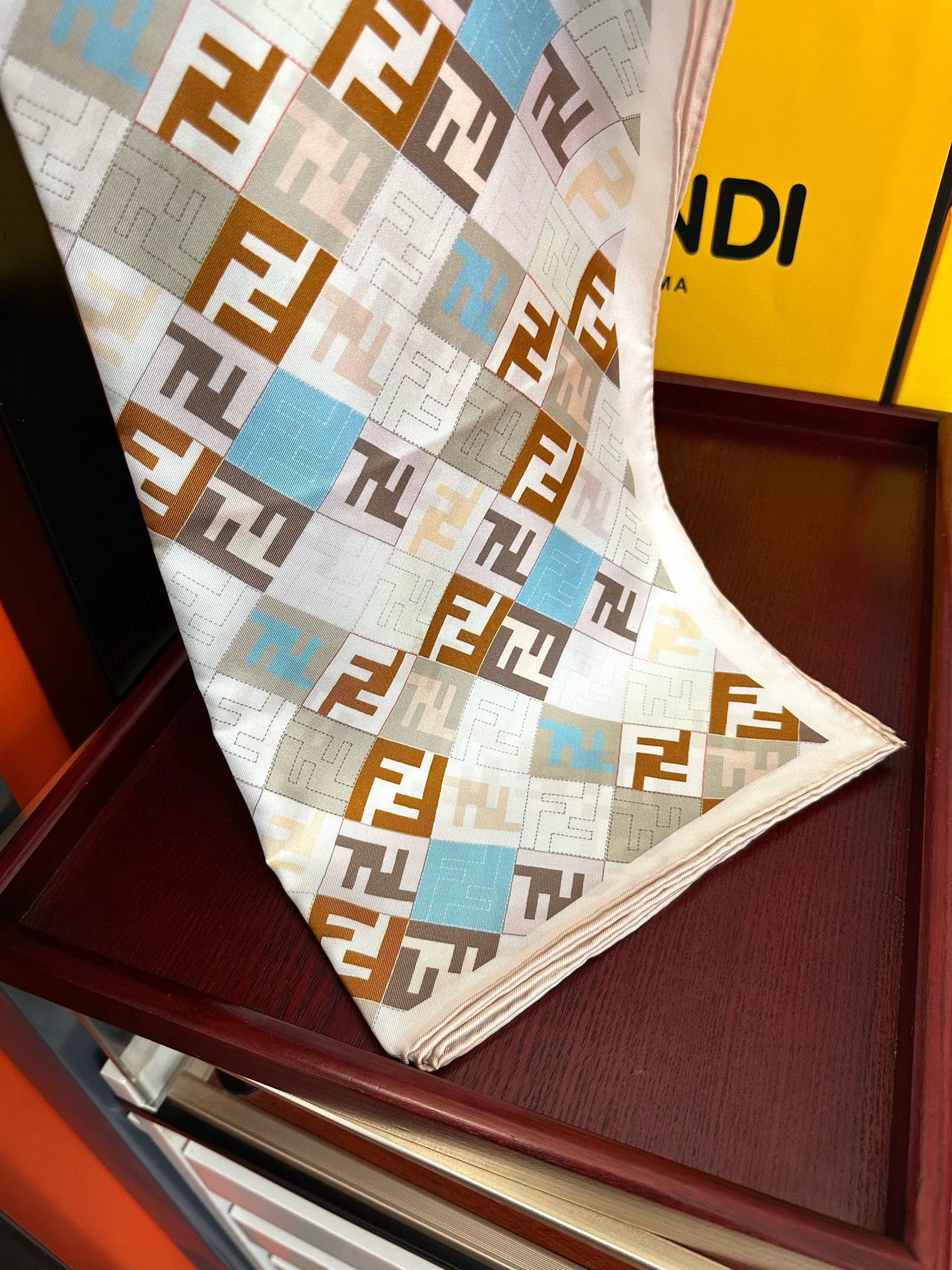  。新款2025Fendi 围巾 采用定制的“Walking around Rome”图案庆祝灵感源自罗