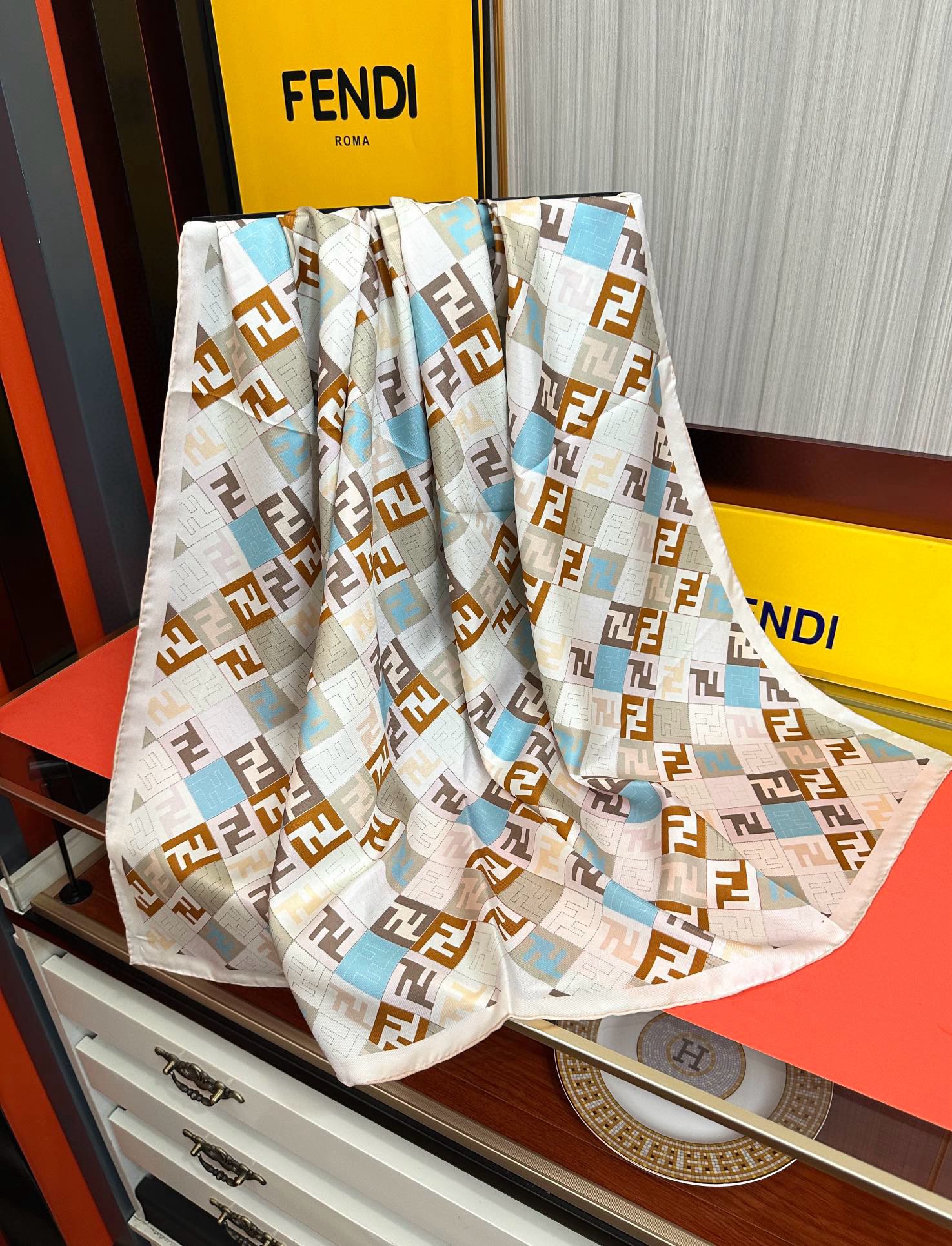  。新款2025Fendi 围巾 采用定制的“Walking around Rome”图案庆祝灵感源自罗