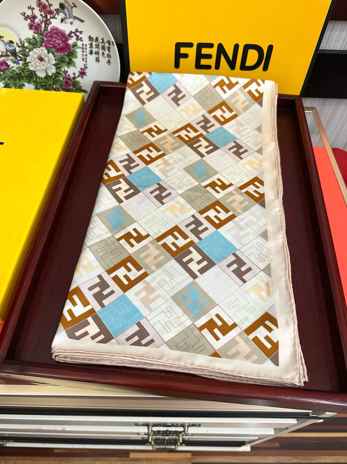  。新款2025Fendi 围巾 采用定制的“Walking around Rome”图案庆祝灵感源自罗