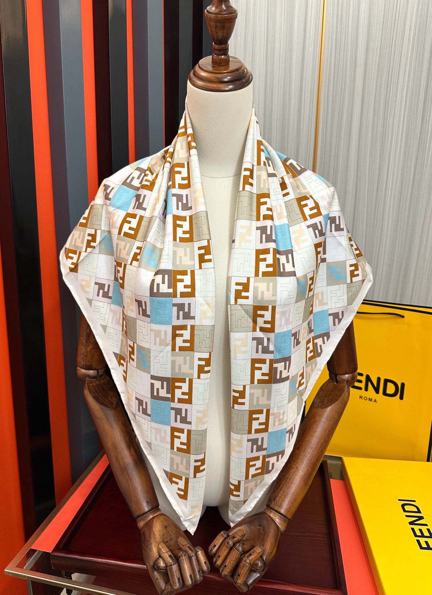  。新款2025Fendi 围巾 采用定制的“Walking around Rome”图案庆祝灵感源自罗