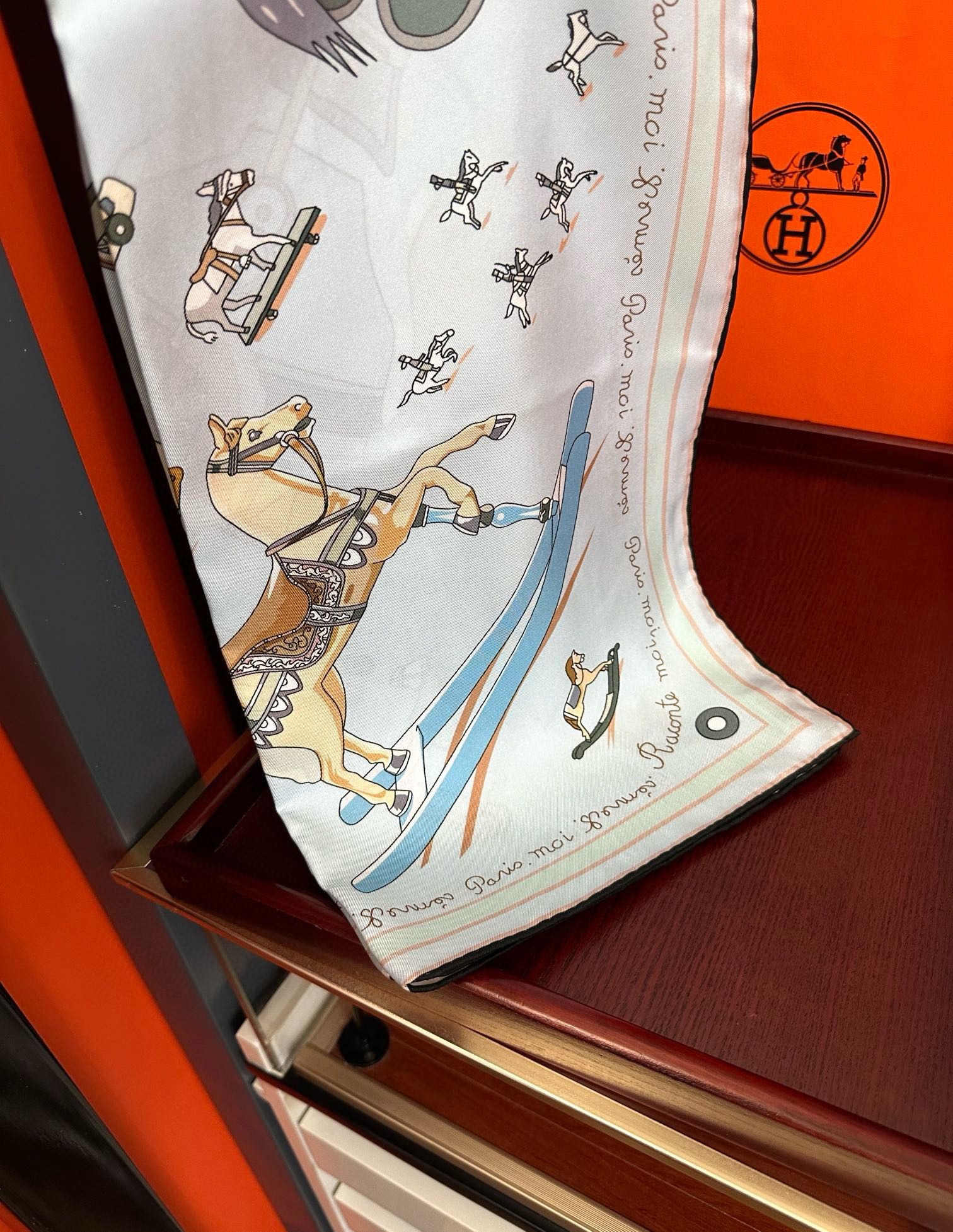 。高品质 爱马仕 【策马奔腾】官网同步 90方巾 创作渊源在比利时的圣吉尔区嘴唇建筑师维克多•霍塔 
H