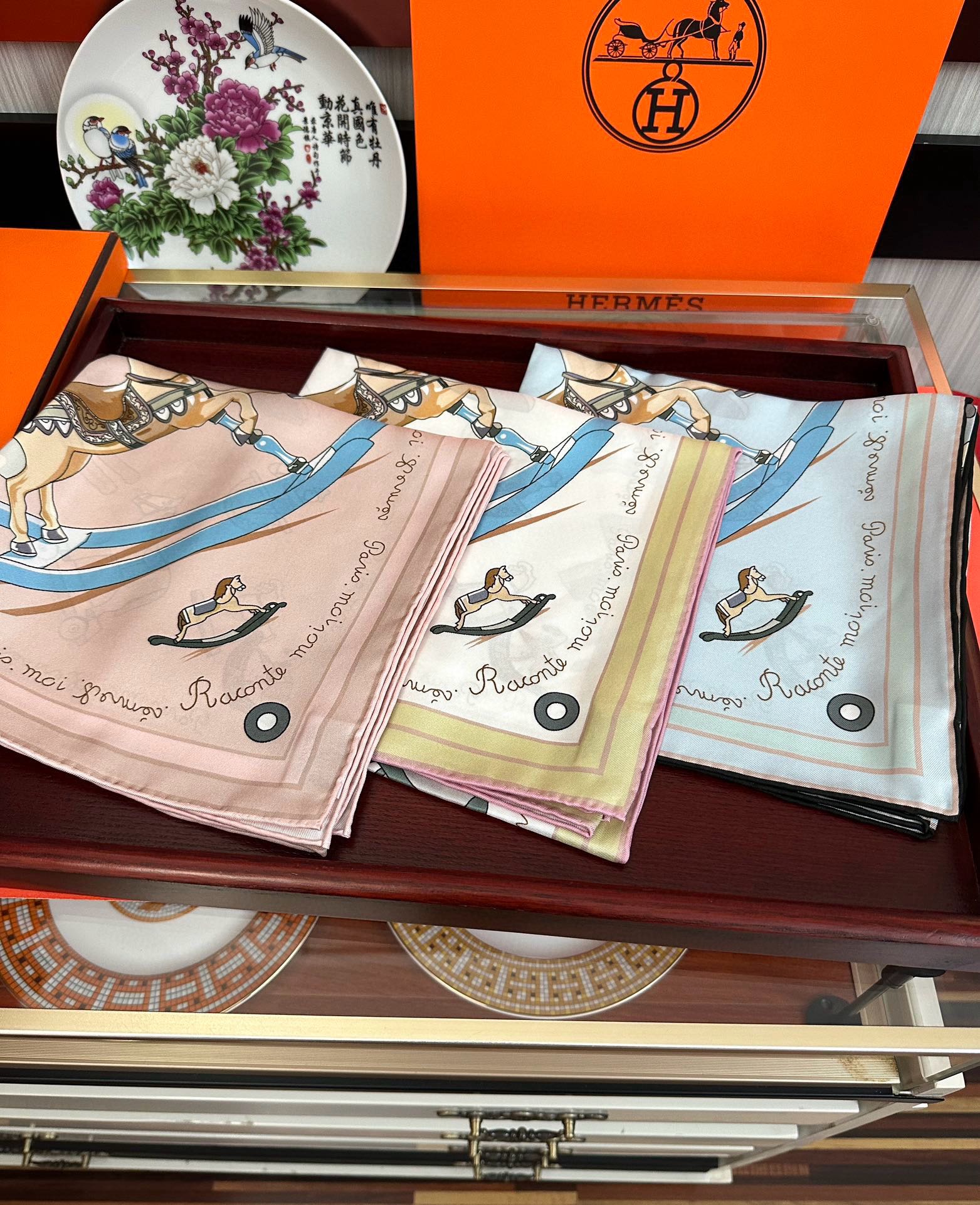 。高品质 爱马仕 【策马奔腾】官网同步 90方巾 创作渊源在比利时的圣吉尔区嘴唇建筑师维克多•霍塔 
H