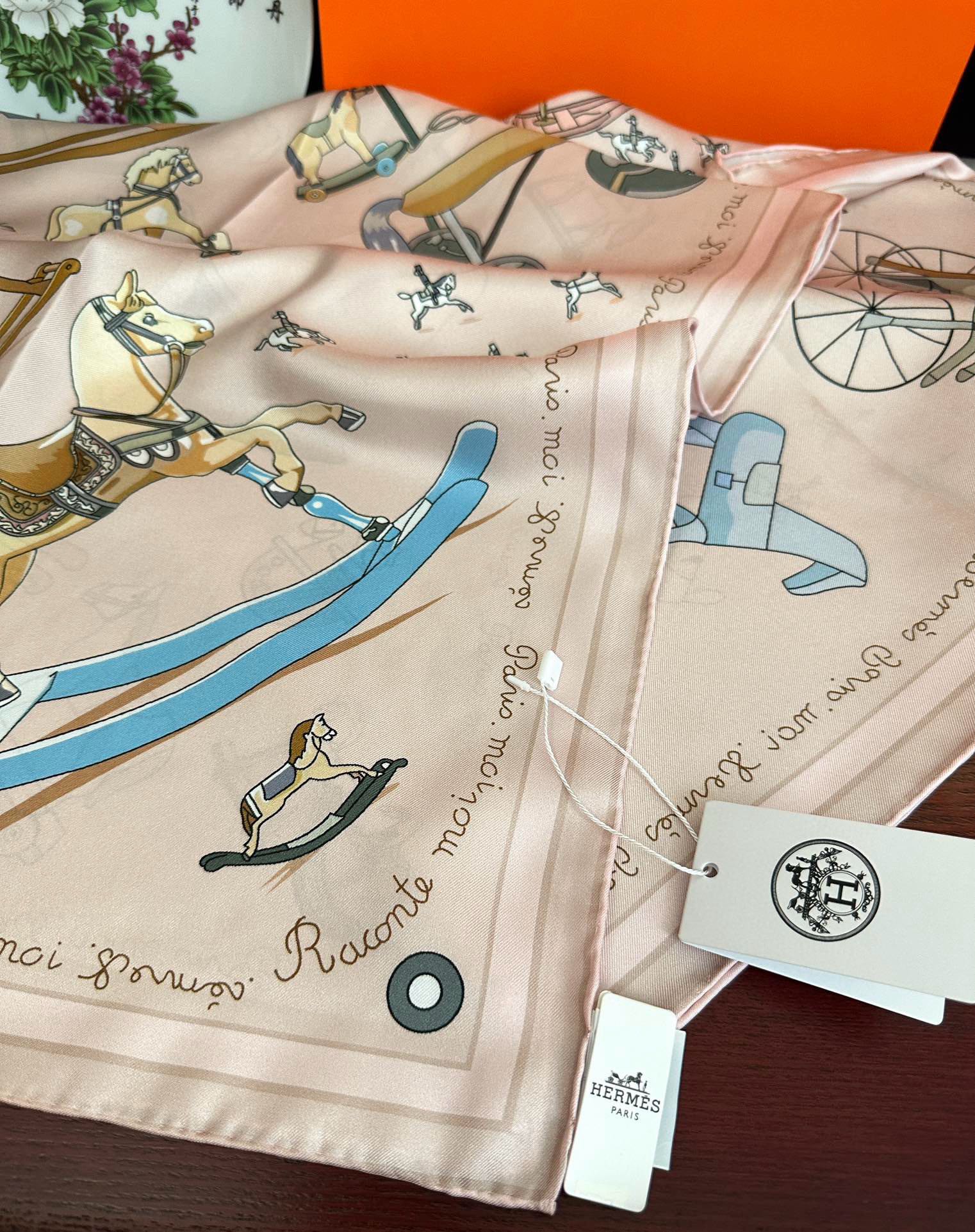 。高品质 爱马仕 【策马奔腾】官网同步 90方巾 创作渊源在比利时的圣吉尔区嘴唇建筑师维克多•霍塔 
H