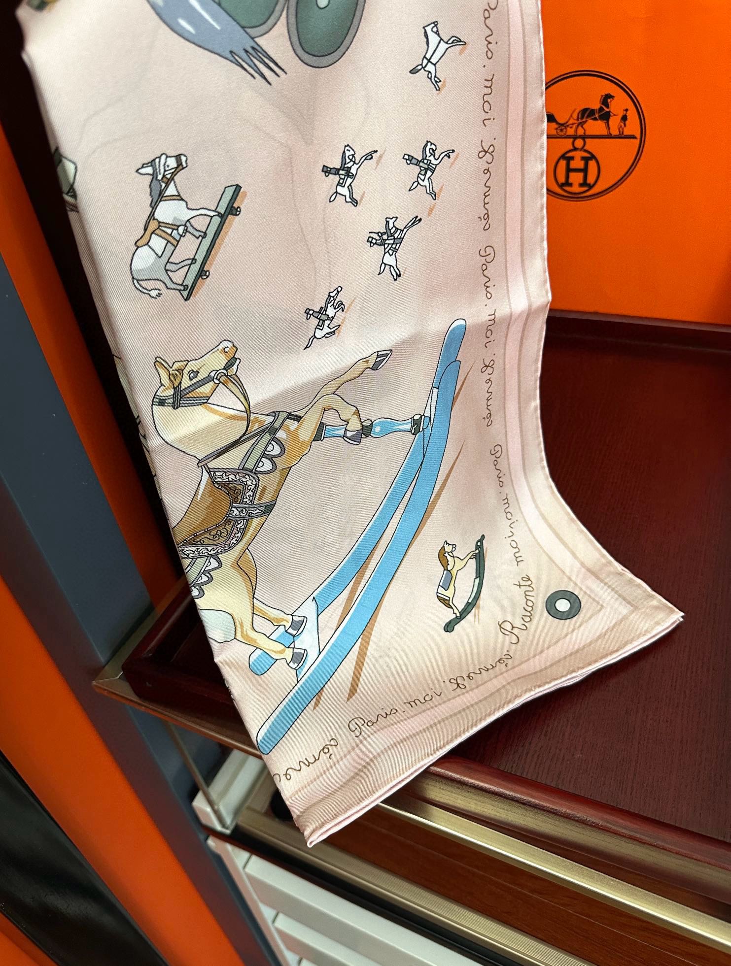 。高品质 爱马仕 【策马奔腾】官网同步 90方巾 创作渊源在比利时的圣吉尔区嘴唇建筑师维克多•霍塔 
H