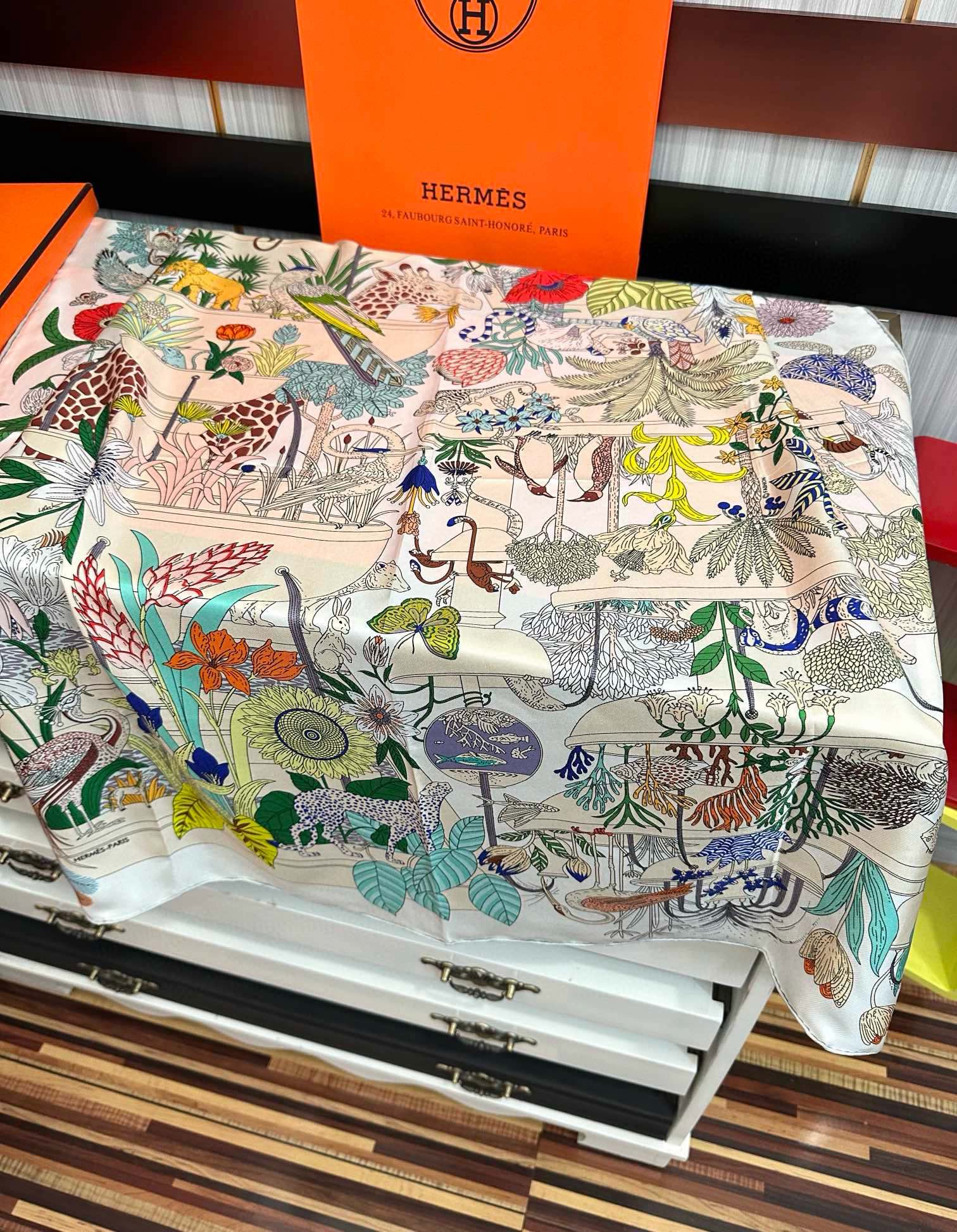 高版本。HERMES 【珍奇乐园】太阳精致卷边嘴唇品质感很显好得意好搭到上瘾的丝巾色带着不显山不露水的简