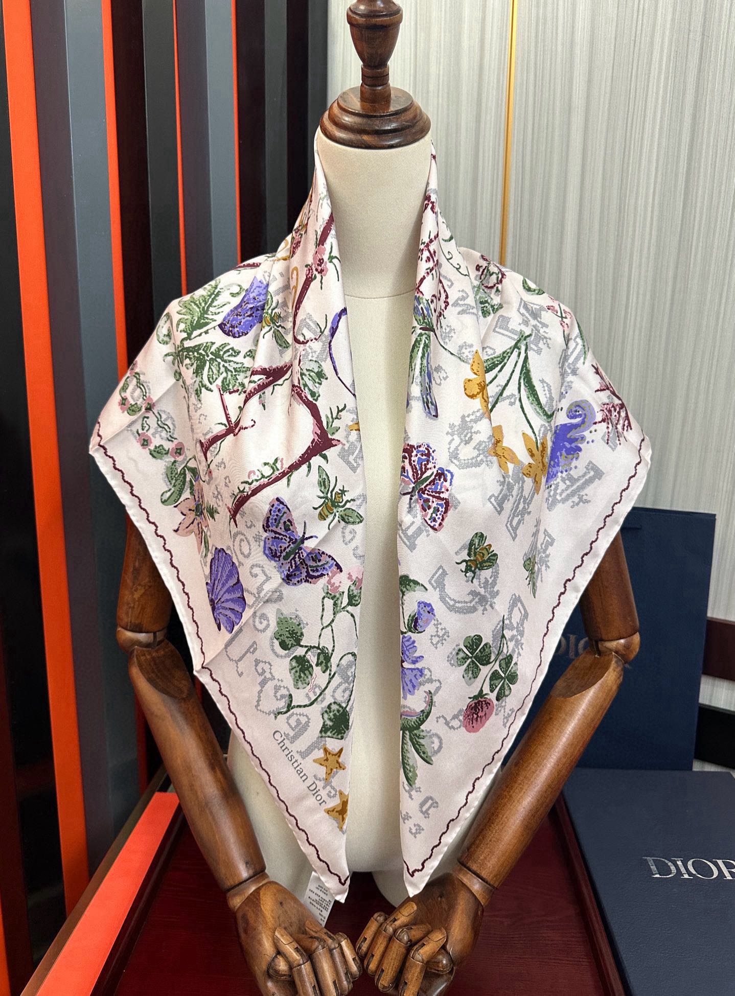  。高版本Dior【复古十字绣】这款方巾饰以 Christian 1947 印花嘴唇点缀以充满诗情画意的